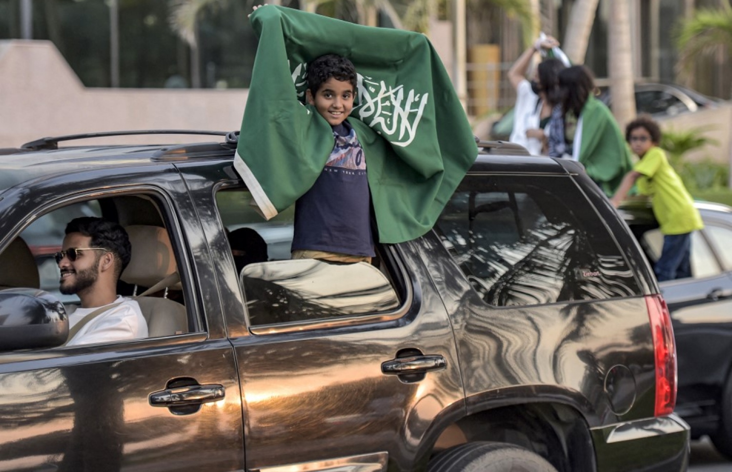 ވޯލްޑް ކަޕުގައި އާޖެންޓީނާ އަތުން 2-1 އިން ސައޫދީ އަރަބިއްޔާ މޮޅުވުމުން ވެރިރަށް ރިޔާދުގައި އެ ގައުމުގެ ރައްޔިތުން އުފާފާޅުކުރަނީ: މިއީ ސައޫދީ އަށް ވޯލްޑް ކަޕުގައި ލިބުނު އެންމެ ބޮޑު ކާމިޔާބު. --ފޮޓޯ: އޭއެފްޕީ