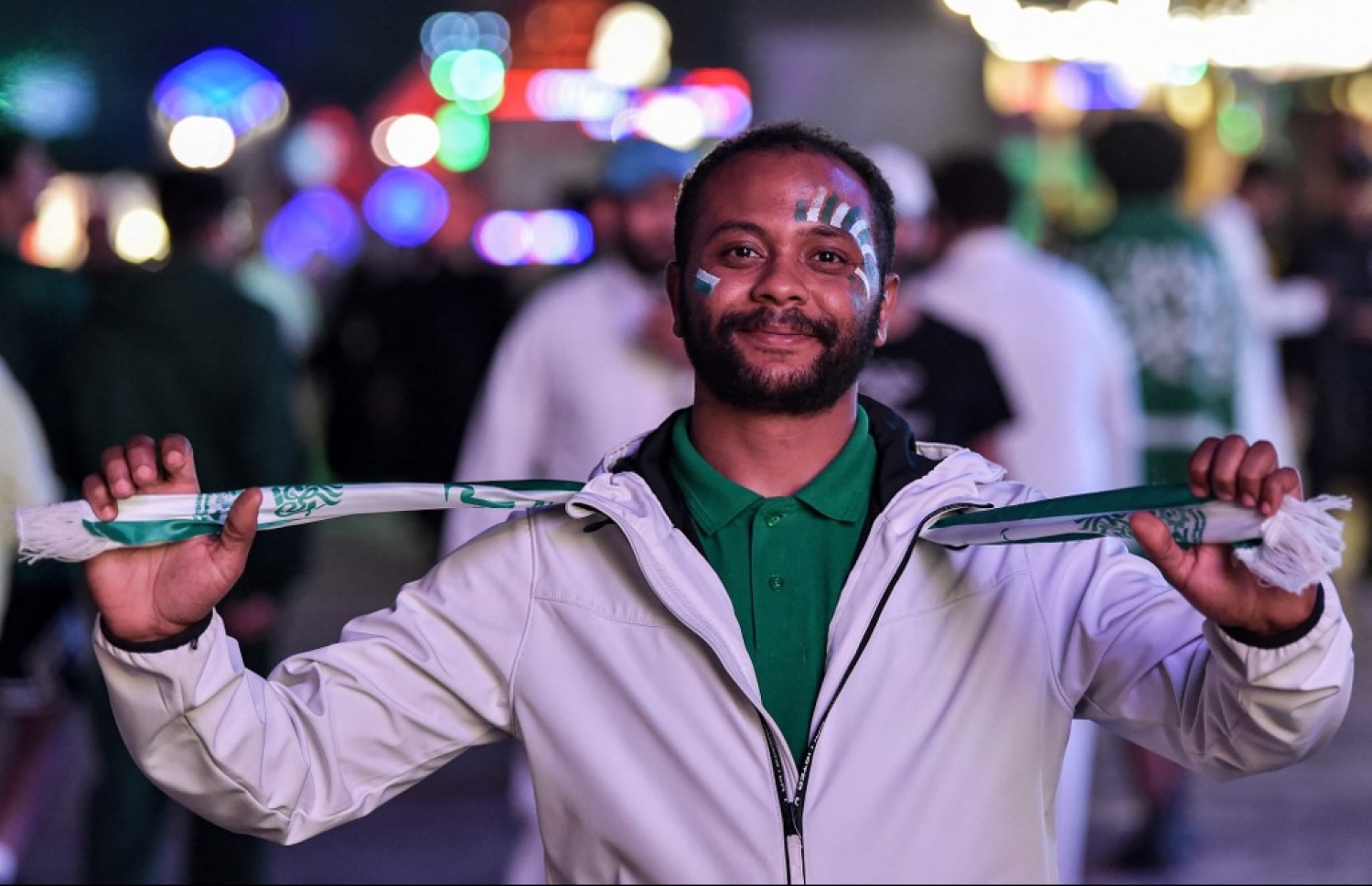 ވޯލްޑް ކަޕުގައި އާޖެންޓީނާ އަތުން 2-1 އިން ސައޫދީ އަރަބިއްޔާ މޮޅުވުމުން ވެރިރަށް ރިޔާދުގައި އެ ގައުމުގެ ރައްޔިތުން އުފާފާޅުކުރަނީ: މިއީ ސައޫދީ އަށް ވޯލްޑް ކަޕުގައި ލިބުނު އެންމެ ބޮޑު ކާމިޔާބު. --ފޮޓޯ: އޭއެފްޕީ