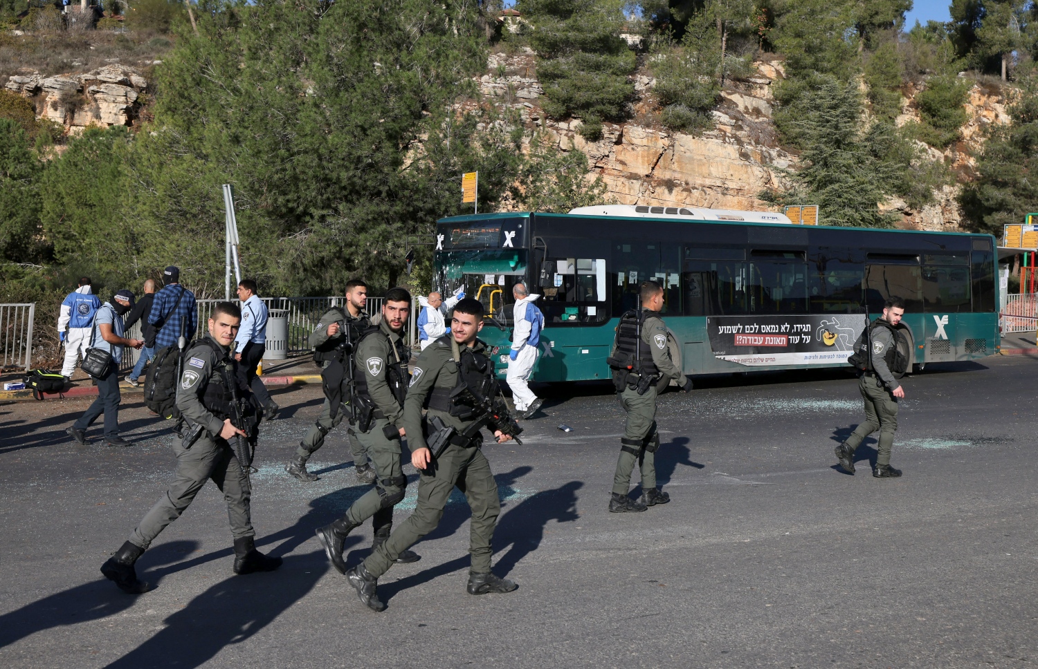 ނޮވެމްބަރ 23، 2022: ގުދުސްގެ ބަސް ސްޓޮޕެއްގައި އެއްޗެއް ގޮއްވައިލުމާ ގުޅިގެން، އިޒްރޭލު ފުލުހުން އެ ސަރަހައްދުގައި ސަލާމަތީ ކަންތައް ބަލަހައްޓަނީ. --އޭއެފްޕީ