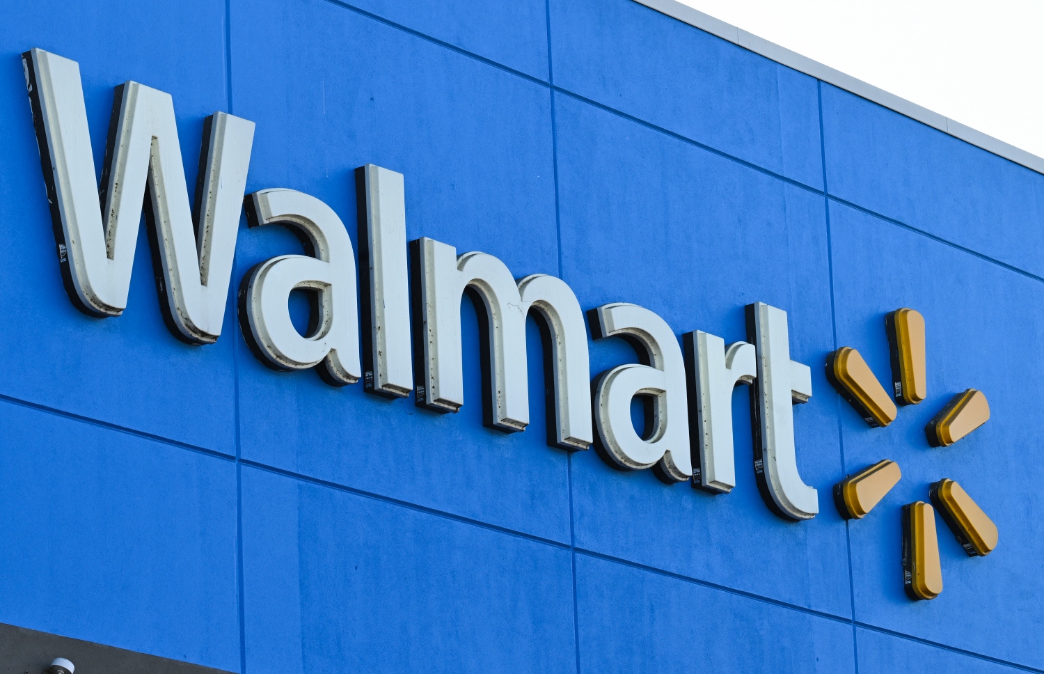 މަޝްހޫރު ސުޕަމާކެޓެއް ކަމަށްވާ ވޯލްމާޓްގެ ފިހާރައެއް