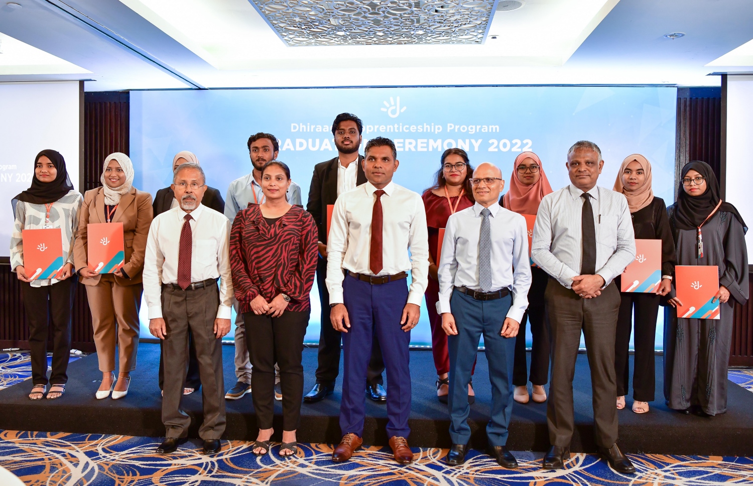 ދިރާގުގެ އެޕްރެންޓިސް ޕްރޮގްރާމް ނިންމި ބައިވެރިންނާއެކު ޖަލްސާގައި ބައިވެރިވެވަޑައިގެންނެވި އިސްވެރިން ފޮޓޯއަކަށް ހުއްޓިވަޑައިގެން ---ފޮޓޯ: ނިޝާން އަލީ | މިހާރު