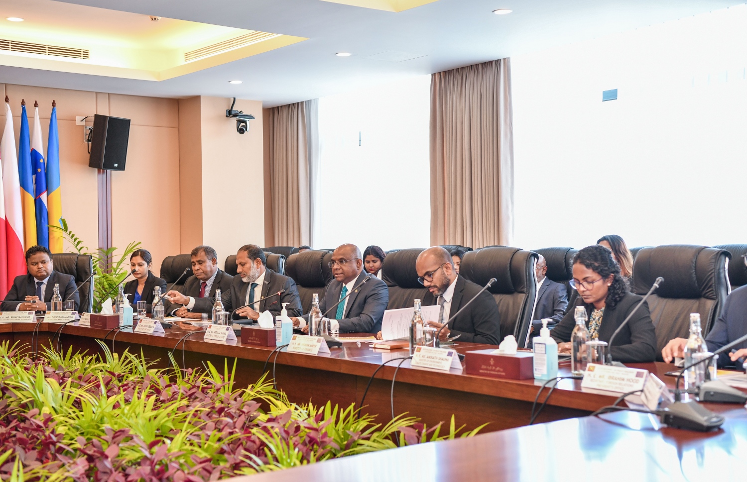 ރާއްޖެ-އީޔޫ ޑައިލޮގްގެ ހަ ވަނަ ބައްދަލުވުން ފެށުމަށް ފޮރިން މިނިސްޓްރީގައި ފެށި ބޭއްވި މަޝްވަރާގައި، ރާއްޖޭގެ ފަރާތުން ބައިވެރިވެރިވެވަޑައިގަންނަވާ މަންދޫބުން.-- ފޮޓޯ: ފަޔާޒު މޫސާ/ މިހާރު