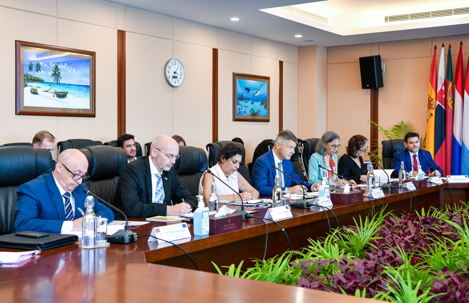 ރާއްޖެ-އީޔޫ ޑައިލޮގްގެ ހަ ވަނަ ބައްދަލުވުން ފެށުމަށް ފޮރިން މިނިސްޓްރީގައި ބޭއްވި މަޝްވަރާގައި، އީޔޫގެ ގައުމުތަކުން ބައިވެރިވެވަޑައިގަންނަވާ ބައެއް ބޭފުޅުން.-- ފޮޓޯ: ފަޔާޒު މޫސާ/ މިހާރު