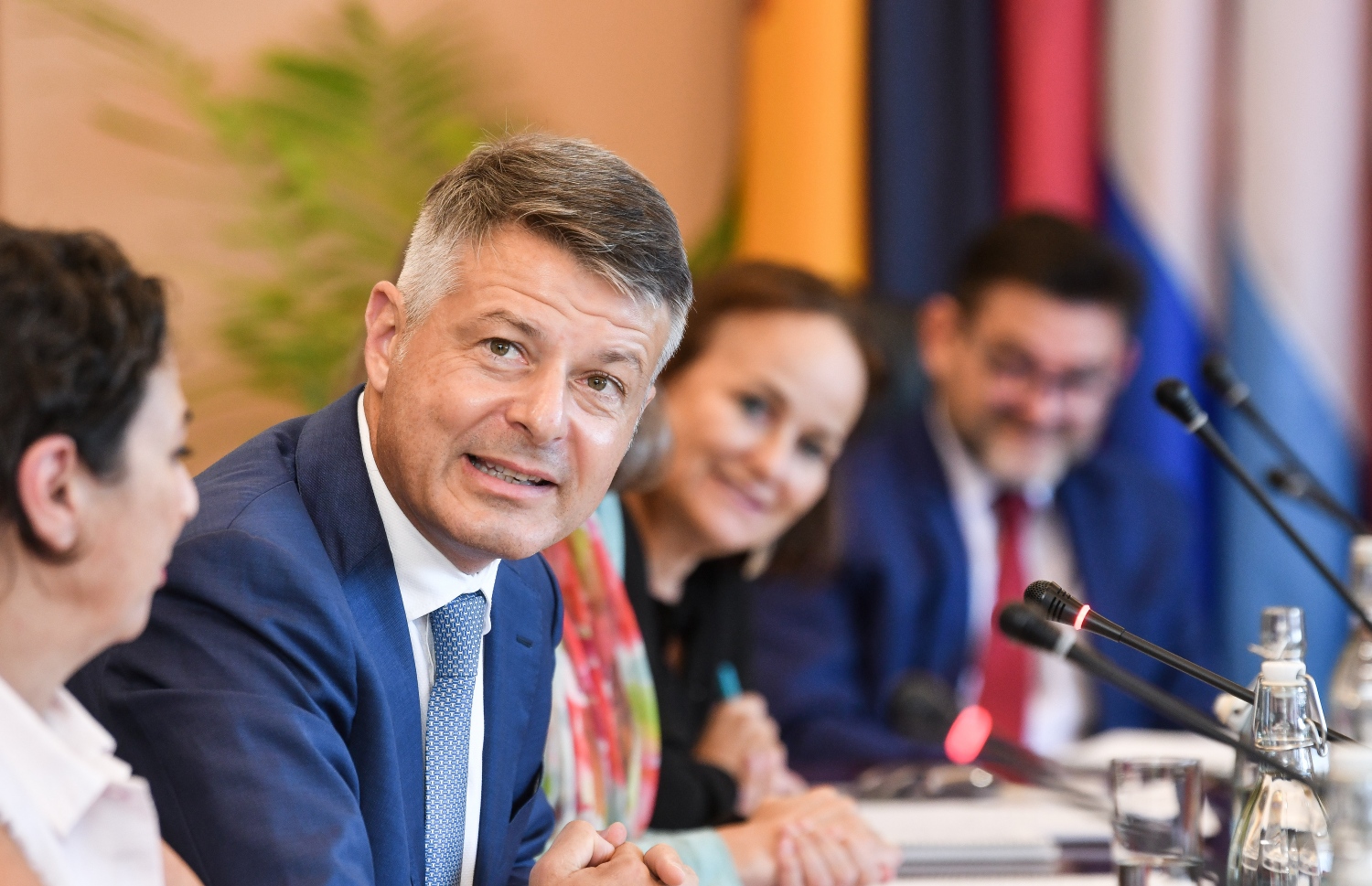 ރާއްޖެ-އީޔޫ ޑައިލޮގްގެ ހަ ވަނަ ބައްދަލުވުން ފެށުމަށް ފޮރިން މިނިސްޓްރީގައި ބޭއްވި މަޝްވަރާގައި، އެ ޖަމާއަތުން ރާއްޖެ ކަނޑައަޅާފައިވާ ސަފީރު ޑެނިސް ޗައިބި ވާހަކަދައްކަވަނީ.-- ފޮޓޯ: ފަޔާޒު މޫސާ/ މިހާރު