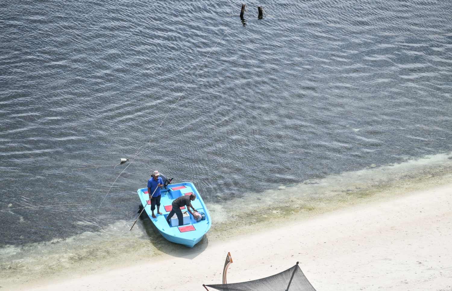 މާފުށީ ދެ މީހަކު ޑިންގީއެއްގައި: ރަށުގެ ތަރައްގީއާ ދޭތެރޭ ރައްޔިތުން ހިތްހަމައެއް ނުޖެހޭ -- ފޮޓޯ: ނިޝާން އަލީ/ މިހާރު