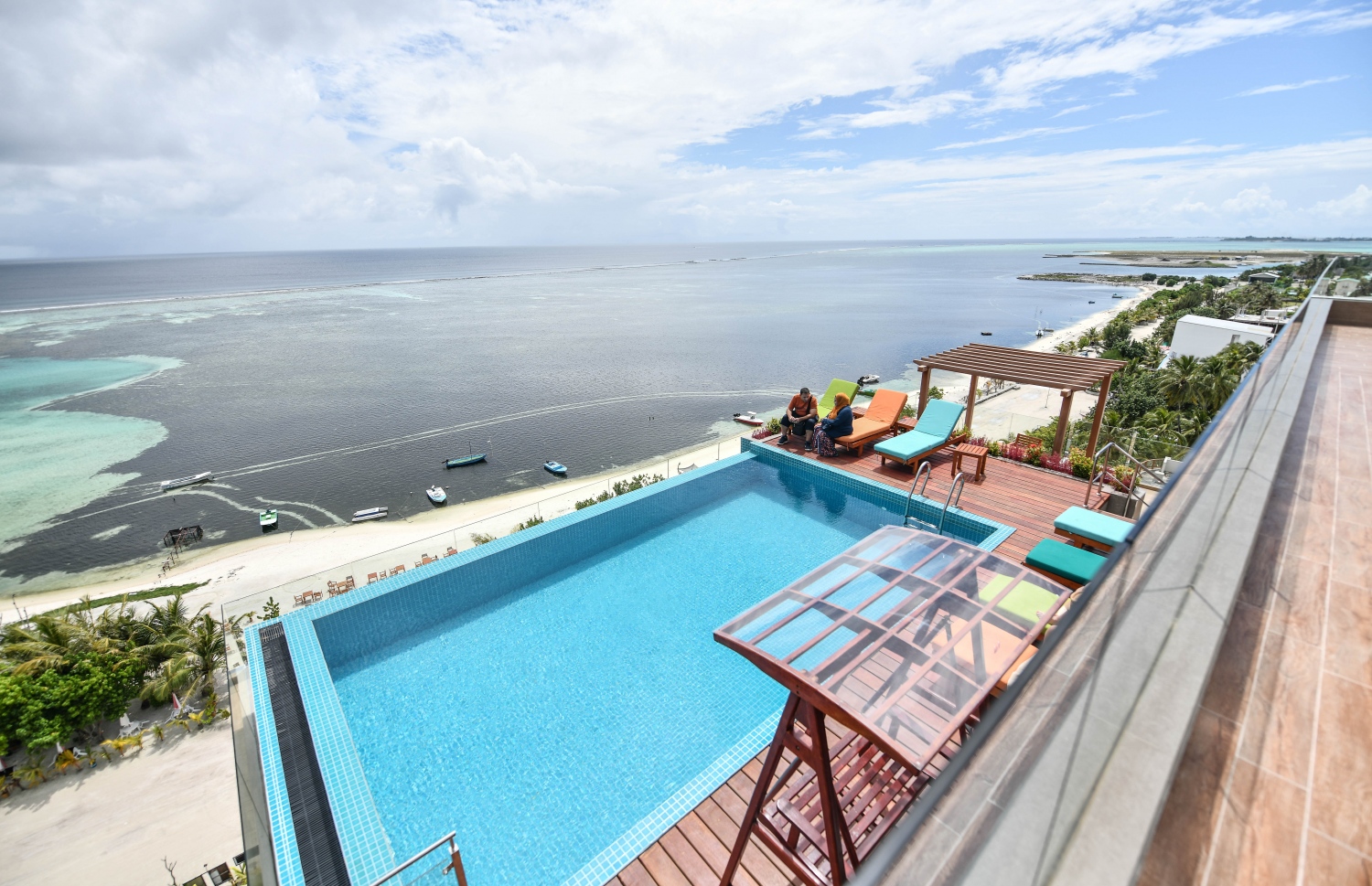 މާފުށި ޓްރައިޓަން ޕްރިސްޓީޖުގެ ޕޫލް އޭރިއާ: އެ ރަށުގެ ގިނަ ގެސްޓްހައުސްތަކުގައި ޕޫލް ހުރޭ-- ފޮޓޯ: ނިޝާން އަލީ/މިހާރު