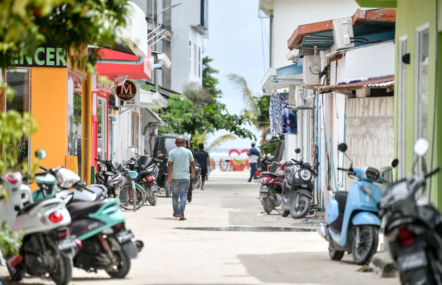 މާފުށީގެ މަގުމަތިން މީހަކު ހިނގާލާފައި ދަނީ: ހަފުތާ ބަންދުގައި މި ރަށަށް އަންނަނީ ބޮޑު އީދެއް.-- ފޮޓޯ: ނިޝާން އަލީ/ މިހާރު