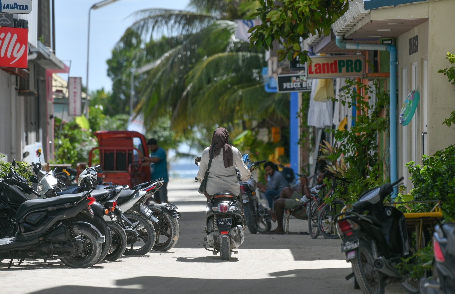 މާފުށީ މަގަކުން އެ ރަށު މީހަކު ސައިކަލްގައި ދަނީ: ރަށުގެ ތަރައްގީއާ ދޭތެރޭ ރައްޔިތުންގެ ޝަކުވާ ވަރަށް ބޮޑު -- ފޮޓޯ: ނިޝާން އަލީ/ މިހާރު