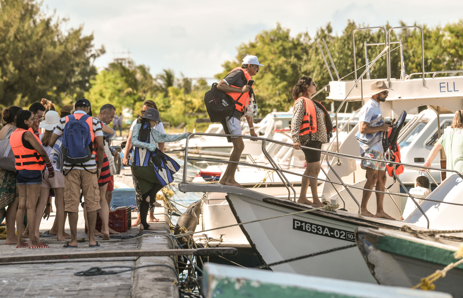 ޓޫރިސްޓުންތަކެއް މޫދަށް ދިއުމަށް ފުރަނީ-- ފޮޓޯ: ނިޝާން އަލީ | މިހާރު