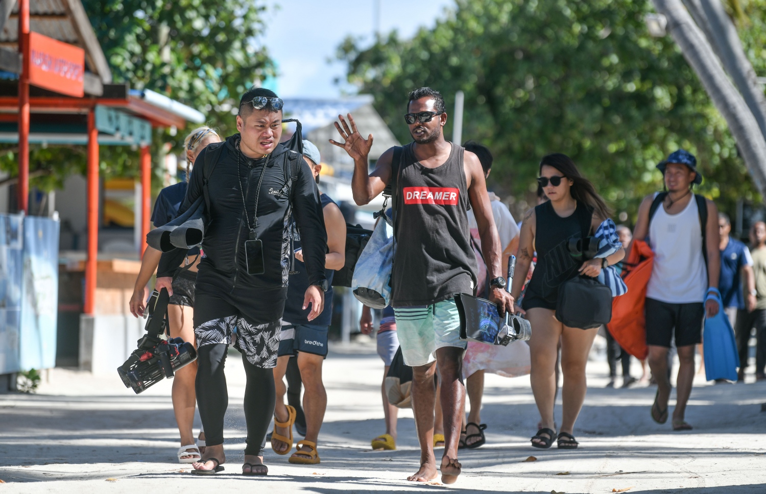 ޓޫރިސްޓުންތަކެއް މޫދަށް ފައިބަން ތައްޔާރުވެގެން ހިނގާފައި ދަނީ -- ފޮޓޯ: ނިޝާން އަލީ/ މިހާރު