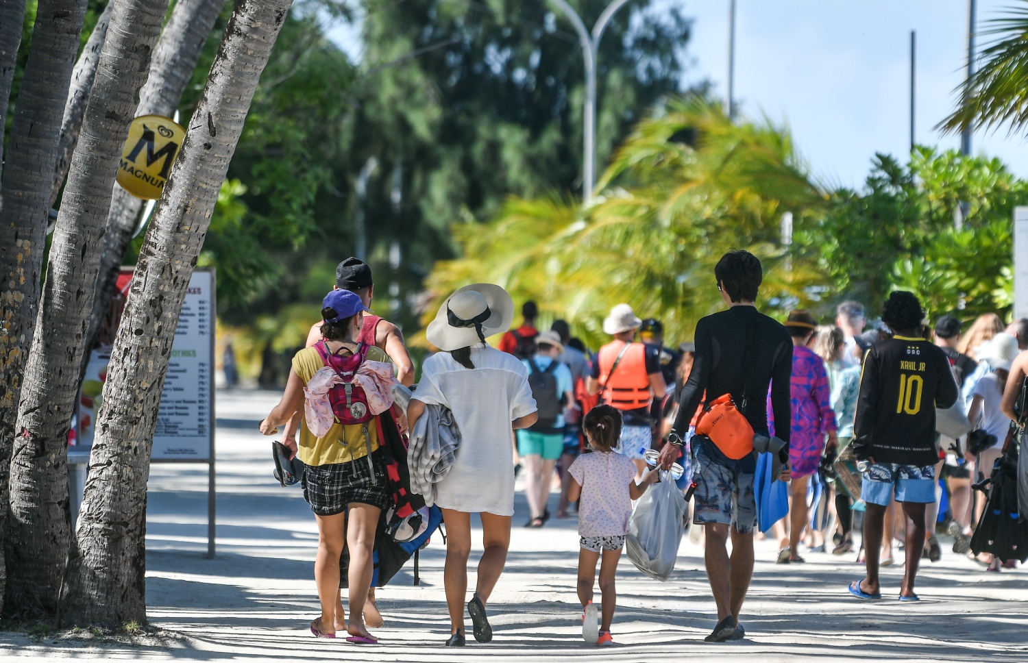 މާފުށީގައި ޓޫރިސްޓުންތަކެއް އެކްސްކާޝަން އަށް ދަނީ.-- ފޮޓޯ: ނިޝާން އަލީ/ މިހާރު