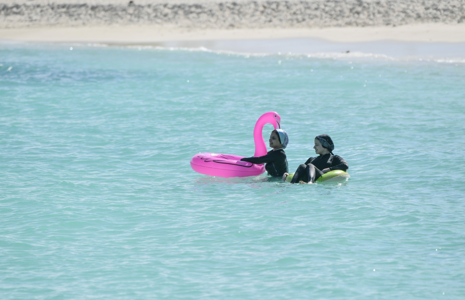 ދެ ޓޫރިސްޓުން މޫދުގައި ހަރަކާތްތެރިވަނީ-- ފޮޓޯ: ނިޝާން އަލީ | މިހާރު