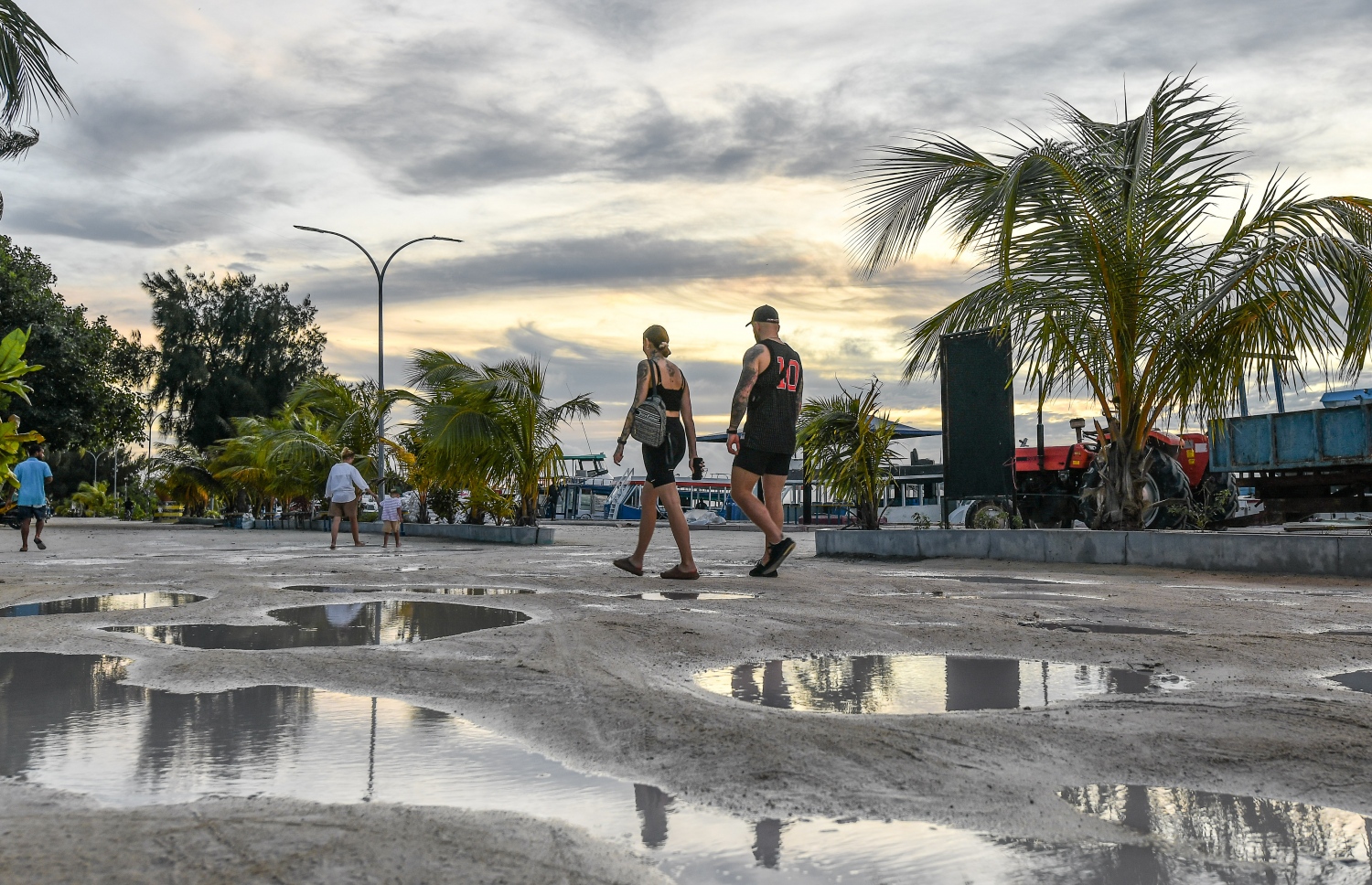 މާފުށީގައި ފެން ހެދިފައިވާ މަގަކުން ޓޫރިސްޓުން މިދިޔަ ހުކުރު ދުވަހު ހިނގާފައި ދަނީ -- ފޮޓޯ: ނިޝާން އަލީ/ މިހާރު