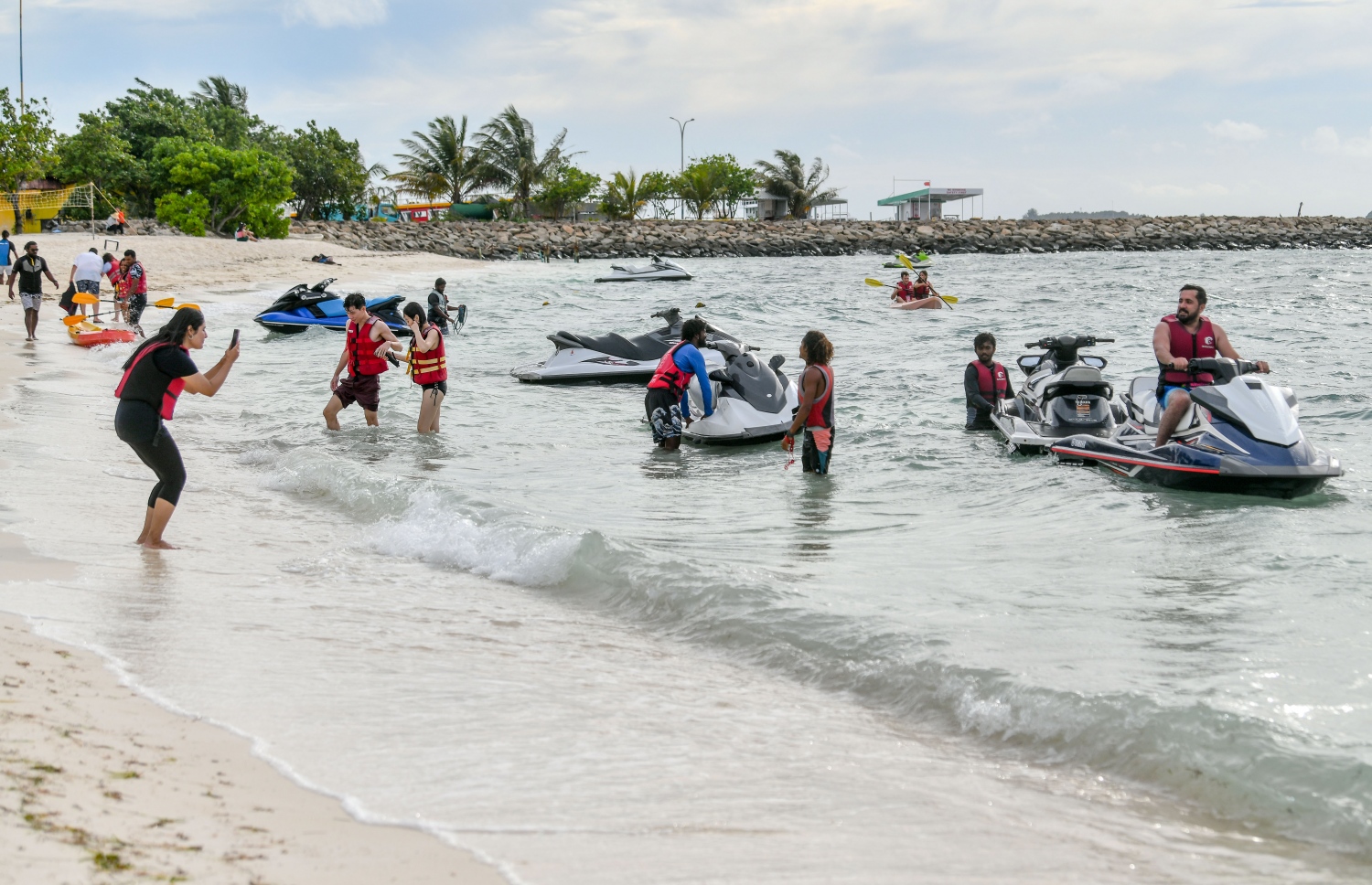 މާފުށީ ގޮނޑުދޮށުގައި ބަޔަކު މޫދު ކުޅިވަރުގެ ހަރަކާތްތަކުގައި ބައިވެރިވަނީ. -- ފޮޓޯ:ނިޝާން އަލީ | މިހާރު