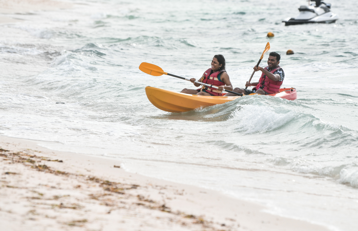 ޓޫރިސްޓުންތަކެއް މޫދު ކުޅިވަރުގައި ބައިވެރިވަނީ-- ފޮޓޯ: ނިޝާން އަލީ | މިހާރު