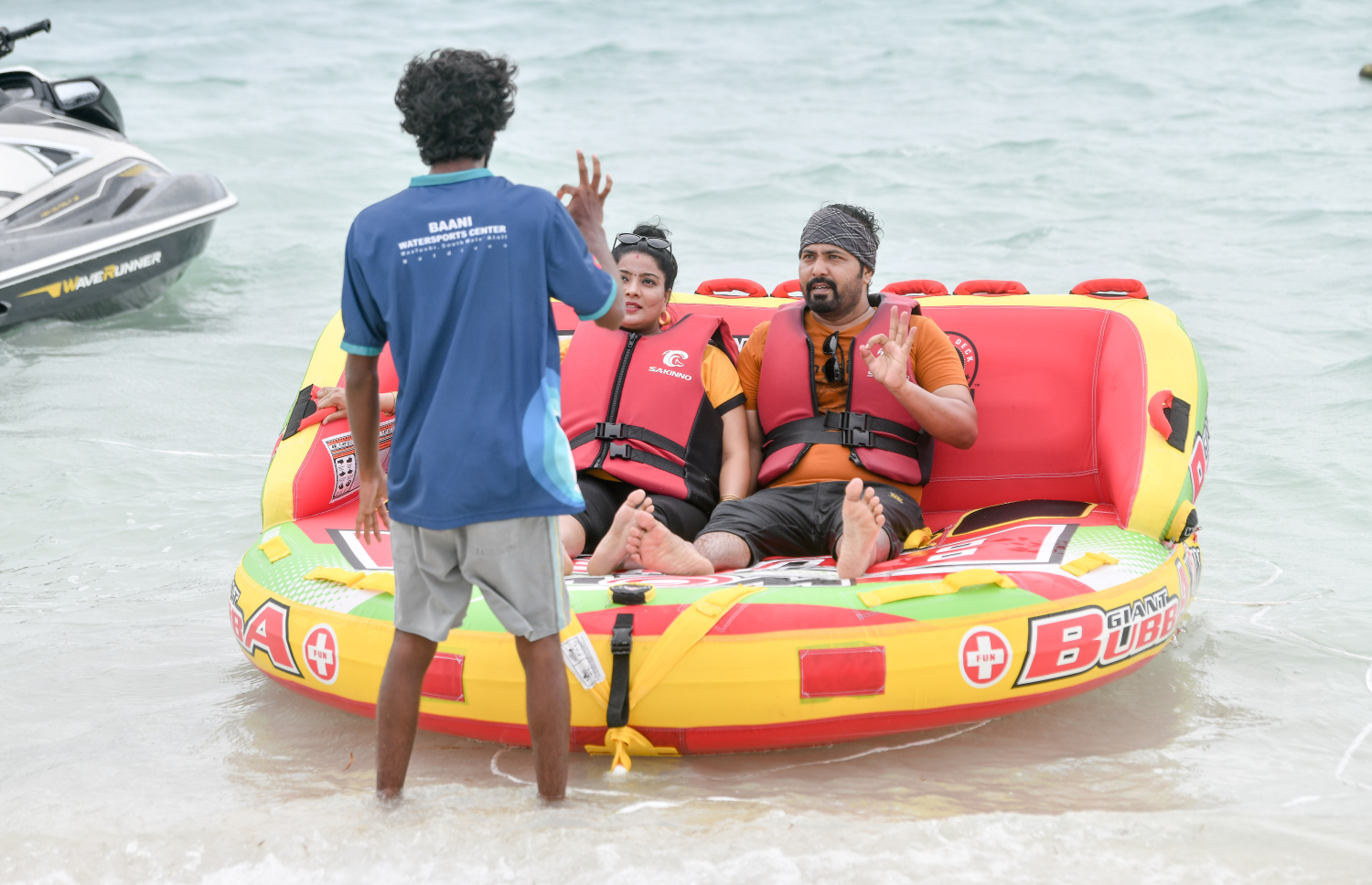 ކ. މާފުށީގައި މޫދު ހަރަކާތުގައި ބައިވެރިވާ ގެސްޓުންތަކަކަށް ގައިޑަކު އިރުޝާދުދެނީ.-- ފޮޓޯ: ނިޝާން އަލީ | މިހާރު