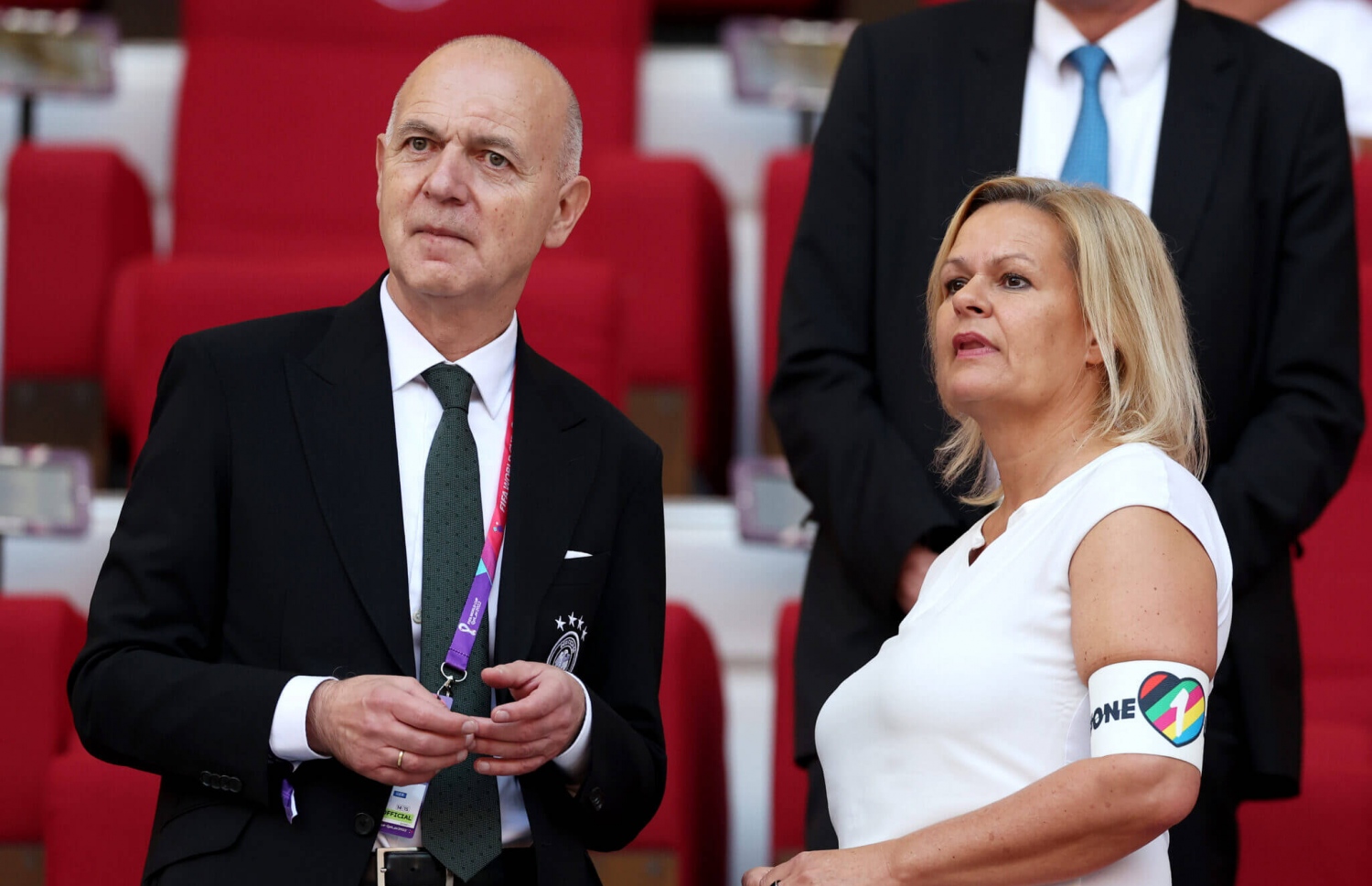 ޖަރުމަނުގެ އިންޓީރިއާ މިނިސްޓަރު ނޭންސީ ފޭސާ (ކ) އާއި ޖަރުމަން ފުޓްބޯޅަ އިދާރާގެ ރައީސް ބާންޑް ނޮއިއެންޑޯފް މެޗު ބައްލަވާ ލެއްވުމަށް ދަނޑުގައި --- ފޮޓޯ: ގެޓީ އިމޭޖަސް