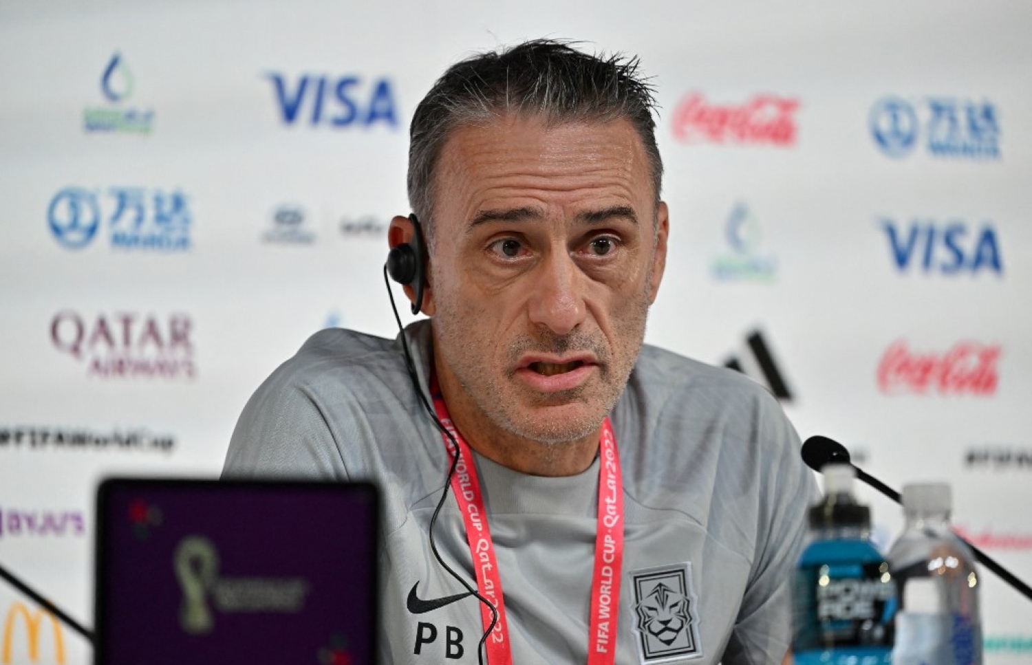 ކޮރެއާގެ ޕޯޗުގަލް ކޯޗު ބެންޓޯ، އުރުގުއޭއާ ދެކޮޅަށް ނުކުތުމުގެ ކުރިން ޕްރެސްގައި ވާހަކަ ދައްކަނީ.-- ފޮޓޯ: އޭއެފްޕީ