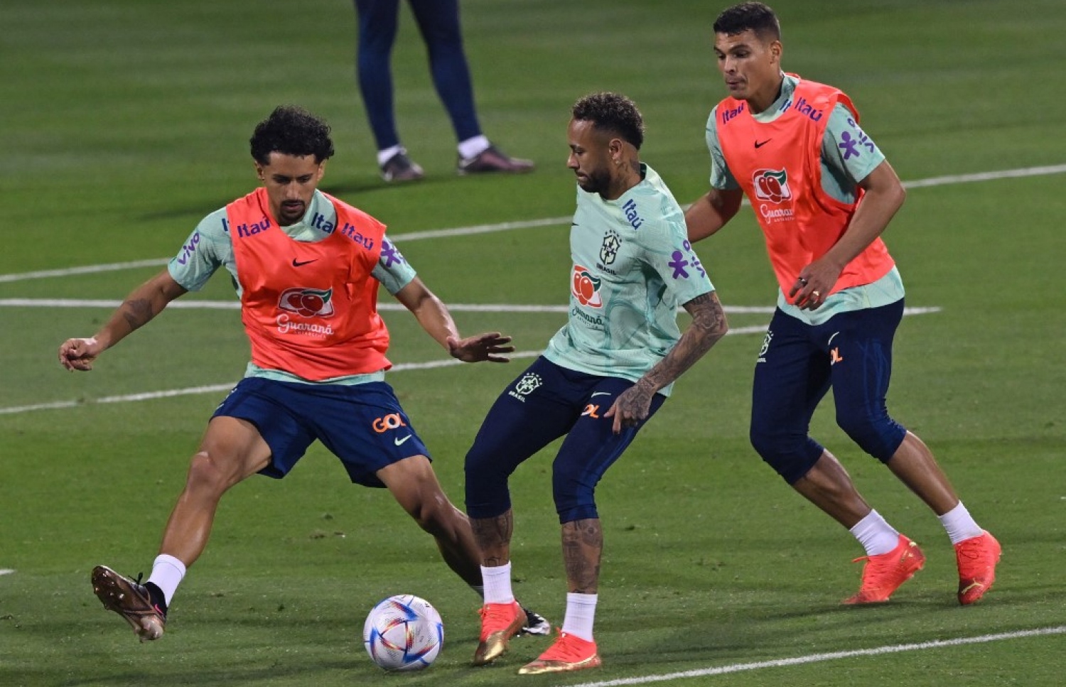 ގަތަރުގައި ބޭއްވި ފަރިތަކުރުން ތަކުގައި ނޭމާ (މ) އާއި ސިލްވާ (ކ) އަދި މާކީނިއޯސް (ވ).-- ފޮޓޯ: އޭއެފްޕީ