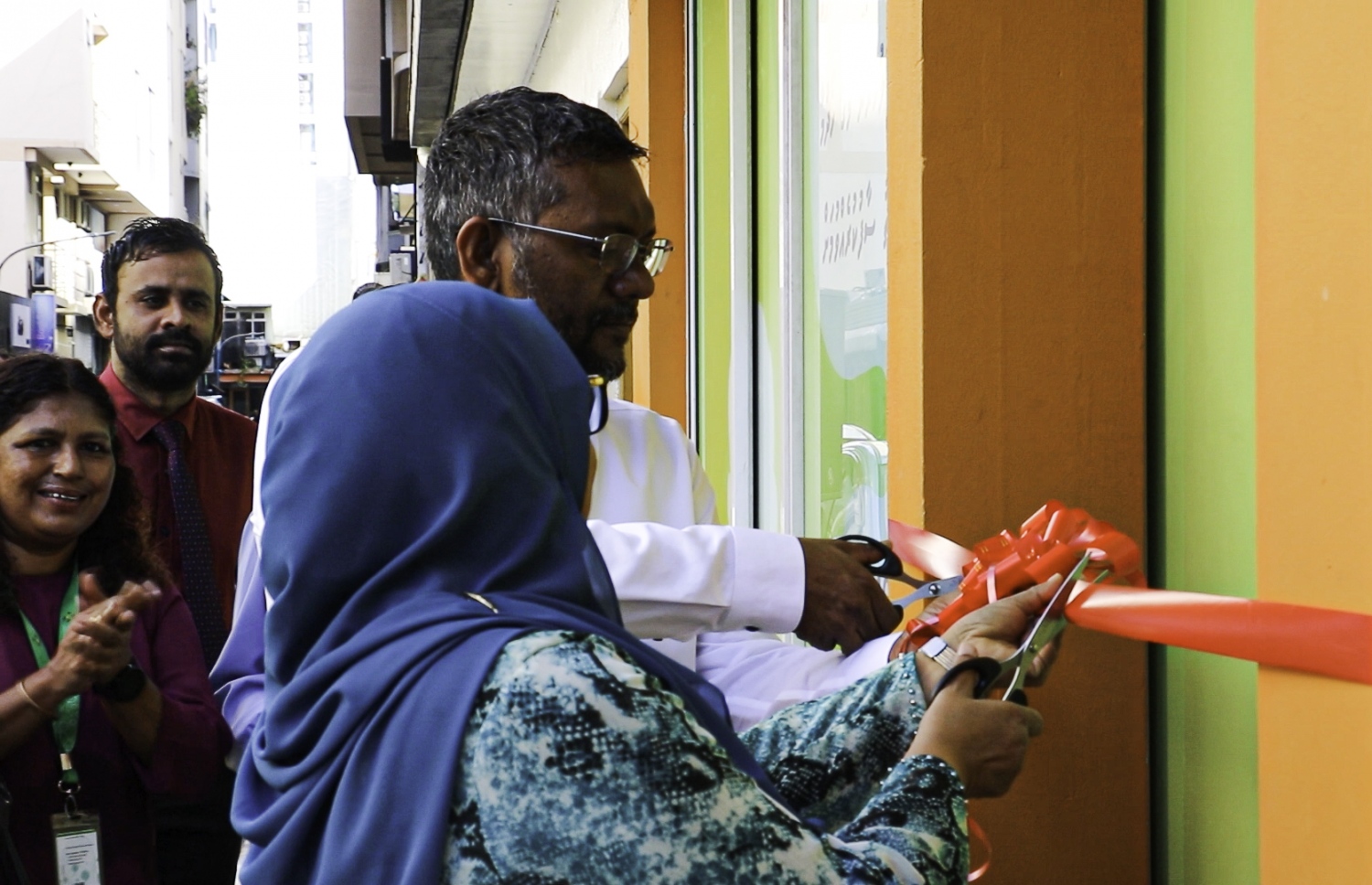 އިކޮނޮމިކް މިނިސްޓަރު ފައްޔާޒް އިސްމާއިލް އާއި ޖެންޑާ މިނިސްޓަރު އައިޝަތު މުހައްމަދު ދީދީ، އާސަންދަ އާއި އެންސްޕާގެ ހިދުމަތްތައް ލިބޭ "ވިރަ" ކަސްޓަމާ އެކްސްޕީރިއެންސް ސެންޓަރު  ހުޅުއްވައިދެއްވަނީ - ފޮޓޯ: އާސަންދަ