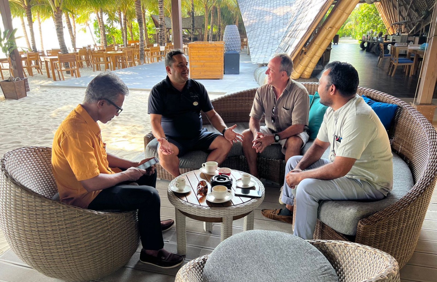 ޖައުފަރާއި މަންސޫރު މޫވެންޕިކް ރިސޯޓުގެ ވެރިންނާ އެކު.-- ފޮޓޯ: މަންސޫރު މުހައްމަދު