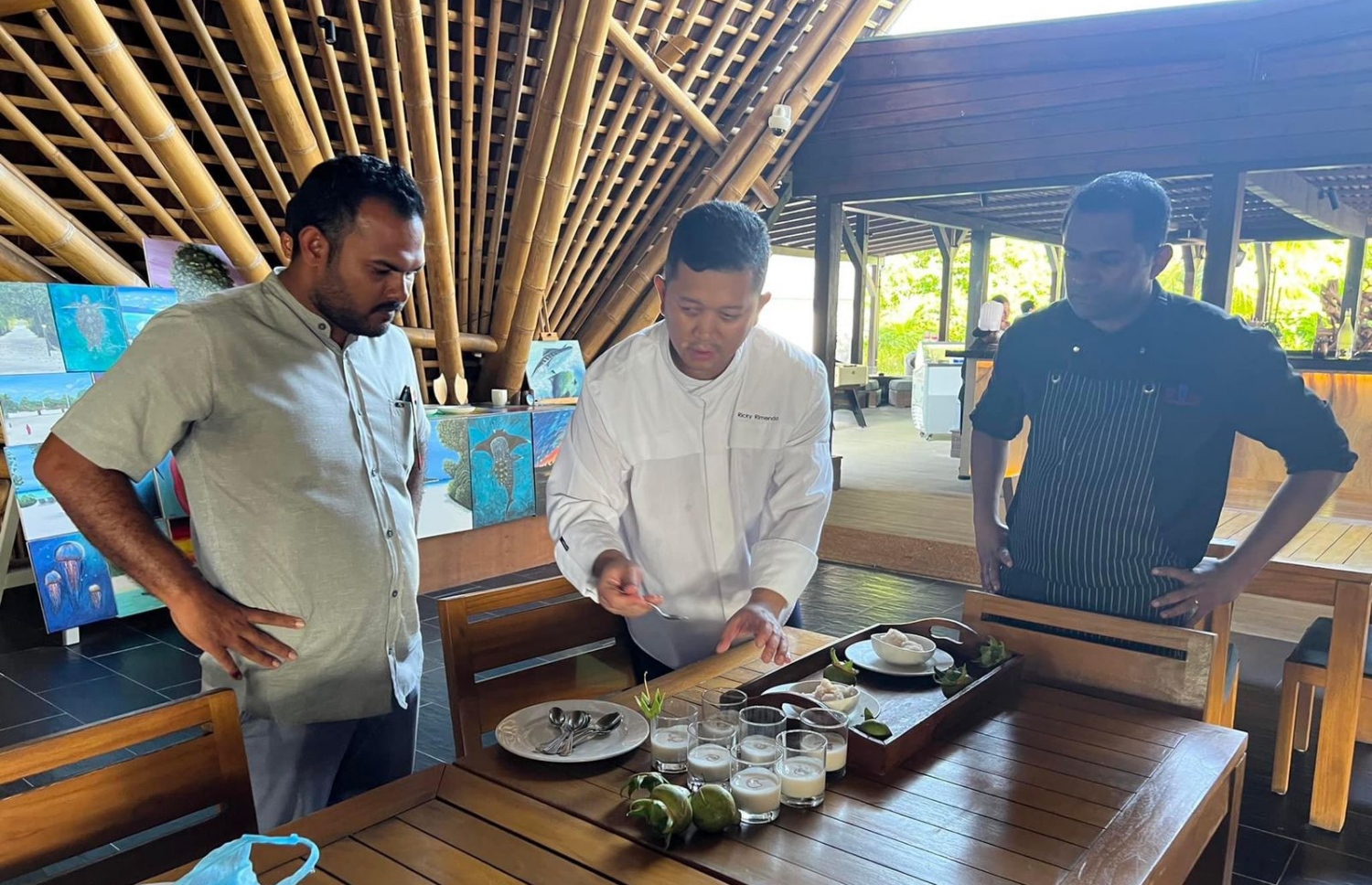 ކުއްޅަވަށް އައިސް ކްރީމުގެ ރަހަ ދެއްކުމަށް މޫވެންޕިކްގެ މުވައްޒަފަކު ހަރަކާތްތެރިވަނީ.-- ފޮޓޯ: މުހައްމަދު މަންސޫރު