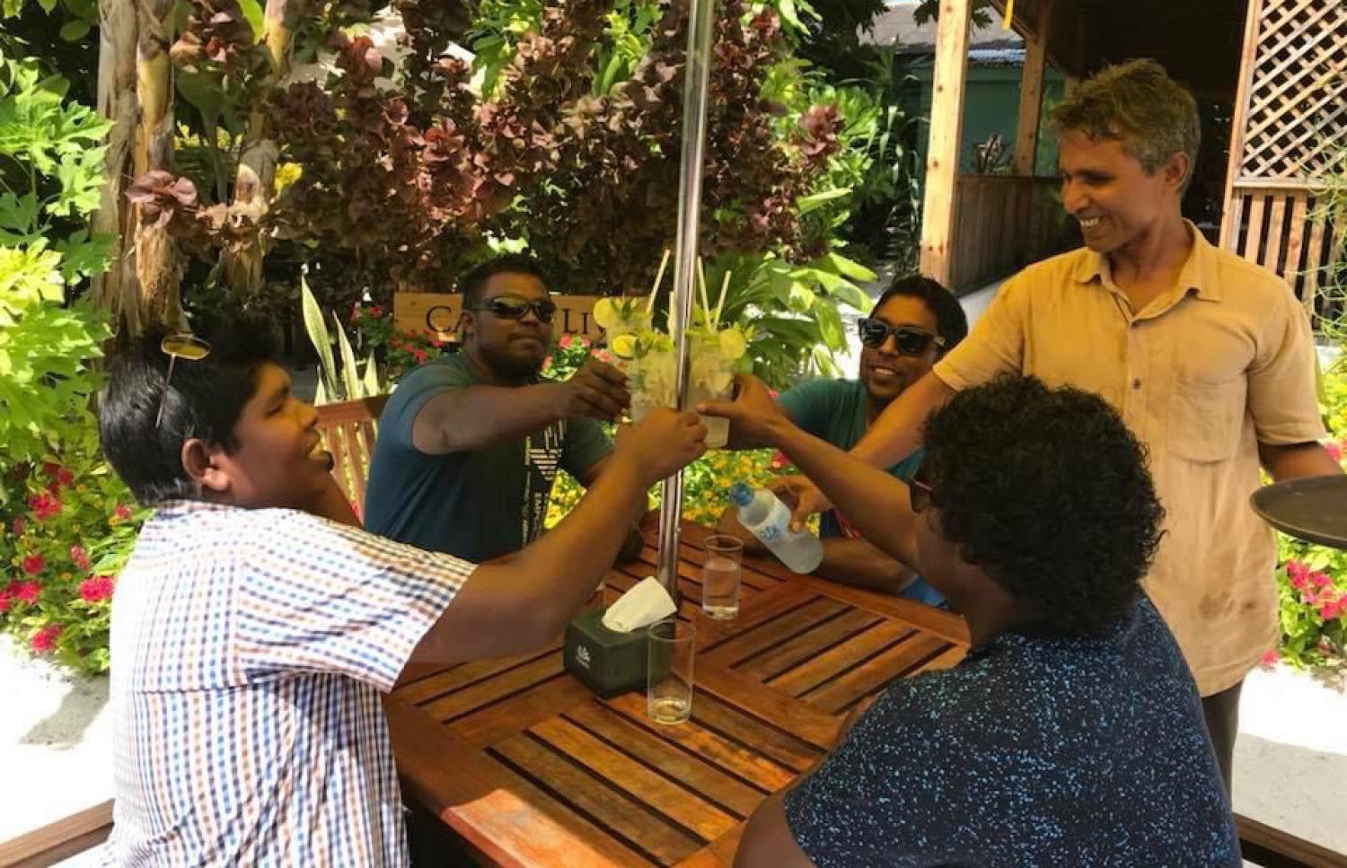 ޖައުފަރުގެ ކެފޭއަށް ކުއްޅަވަށް މޮހީޓޯ ބޯން އައި ބަޔަކަށް ބުއިން ތައްޔާރުކުރުމަށްފު ދެނީ.