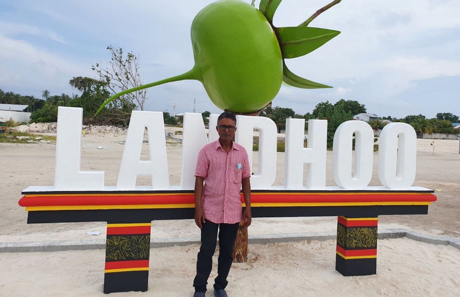 ލަންދުއަށް އަރާއިރު އެންމެ ފުރަތަމަ ފެންނަން ހުންނަ، ބޮޑު ކުއްޅަވައް ކައިރީ ޖައުފަރު ހުއްޓިލައިގެން.--