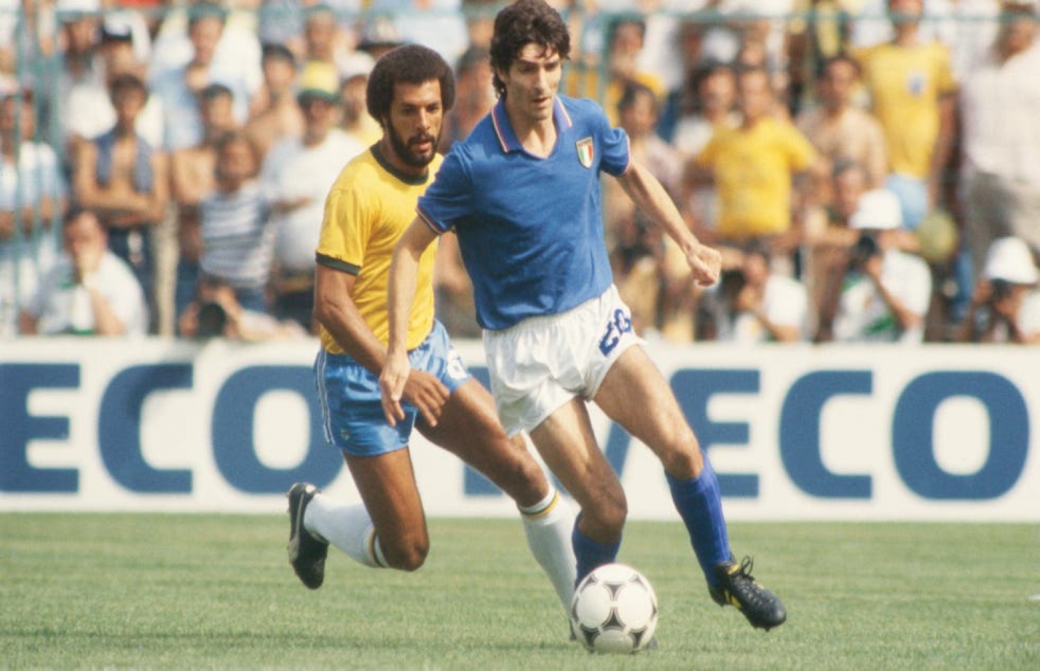 ރޮސީ (ކ) 1982 ވަނަ އަހަރުގެ މުބާރާތުގައި ބްރެޒިލާ ދެކޮޅަށް ކުޅެނީ.