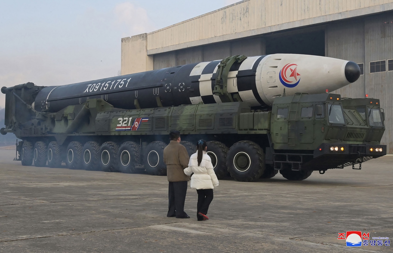 ނޮވެމްބަރ 18، 2022؛ އުތުރު ކޮރެއާގައި އުފައްދާފައިވާ އެންމެ ބޮޑު ބެލިސްޓިކް މިސައިލް އަޖުމަ ބެލުމަށް ތައްޔާރުކޮށްފައިވާ ސަރަހައްދަށް، އެ ގައުމުގެ ރައީސް ކިމް ޖޮންގް އުން އޭނާގެ ދަރިކަނބަލުންނާއެކު ވަޑައިގެން މިސައިލް ބައްލަވާލައްވަނީ. --އޭއެފްޕީ