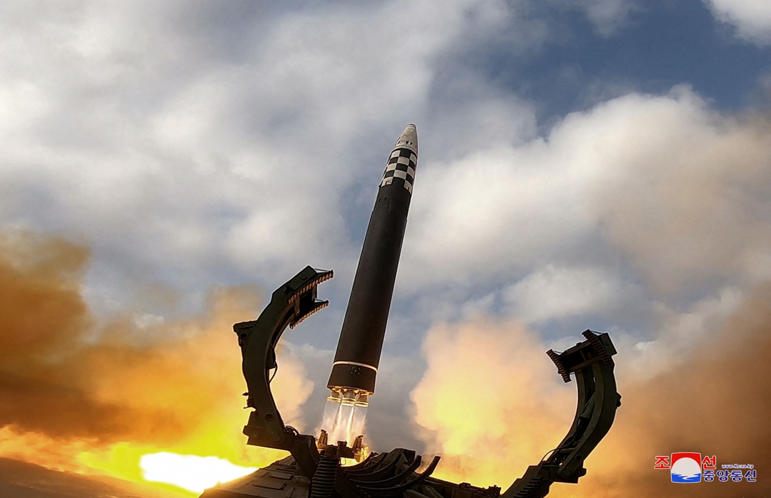 ނޮވެމްބަރ 18، 2022؛ އުތުރު ކޮރެއާގައި އުފައްދާފައިވާ އެންމެ ބޮޑު ބެލިސްޓިކް މިސައިލް އަޖުމަ ބެލުމުގެ ގޮތުން ޖައްވުގެ ތެރެއަށް ފޮނުވައިލަނީ. --އޭއެފްޕީ