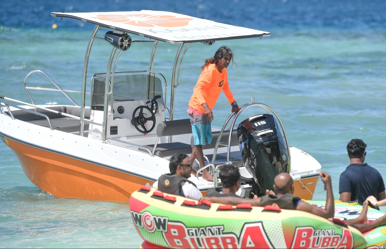 ވޯޓަ ސްޕޯޓްސްގެ ހަރަކާތަކަށް ޓޫރިސްޓުންތަކެއް ގޮވައިގެން ސަމާހު ފުރަނީ-- ފޮޓޯ: ނިޝާން އަލީ/ މިހާރު