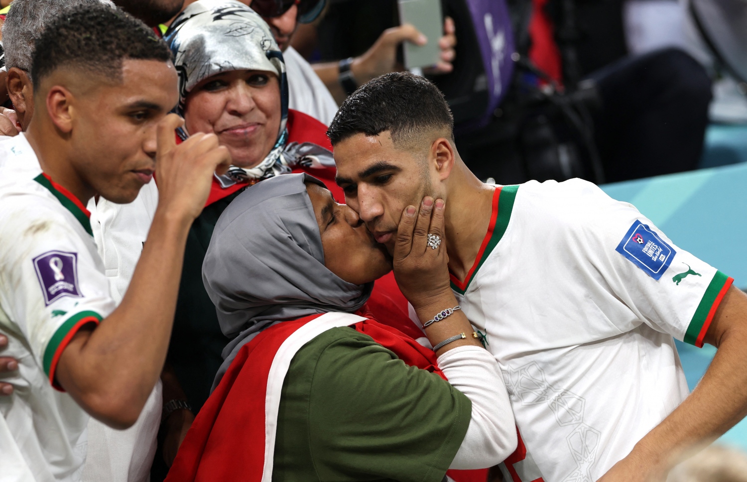 ހަކީމީ (ކ) އަށް އޭނާގެ މަންމަ ބޮސް ދެނީ --- ފޮޓޯ: އޭއެފްޕީ