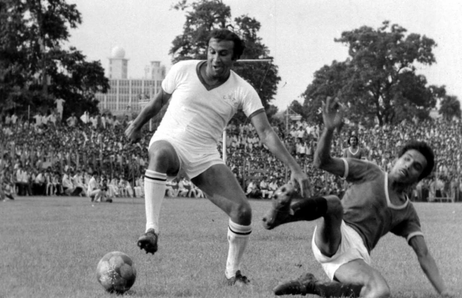 އިންޑިއާގައި އުފެދުނު އެންމެ މޮޅު އެއް ކުޅުންތެރިޔާ ޕީ.ޖޭ ބެނާޖީ (ވ) މެޗެއްގައި ކުޅެނީ.