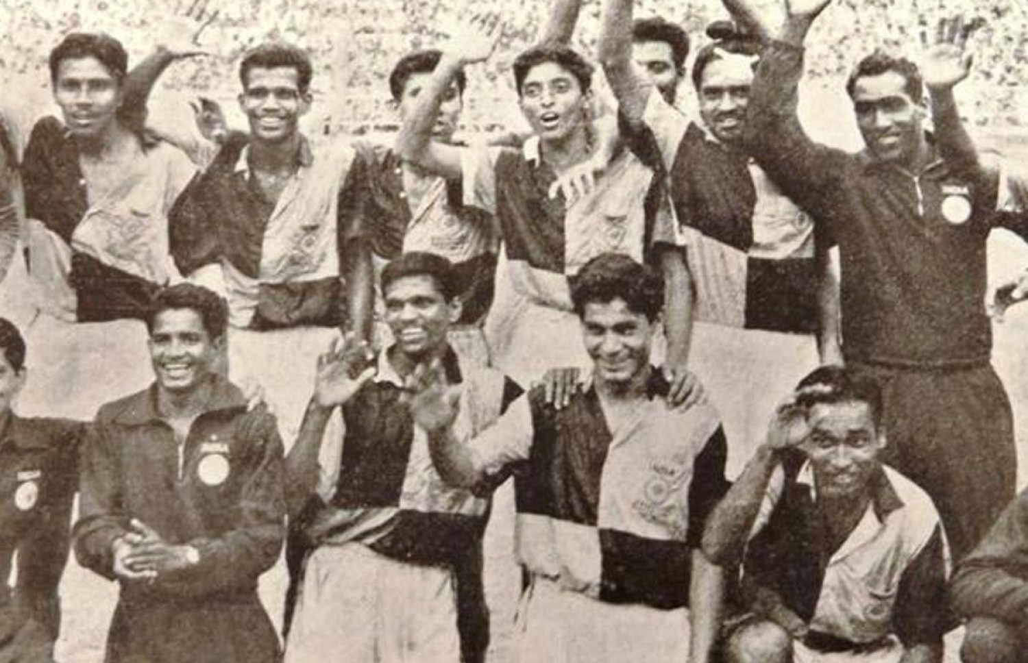 1962 ގެ އޭޝިއަން ގޭމްސްގެ ފުޓްބޯޅައިން ރަން މެޑަލް ހޯދުމަށް ފަހު އިންޑިއާ ކުޅުންތެރިން އުފާފާޅުކުރަނީ.