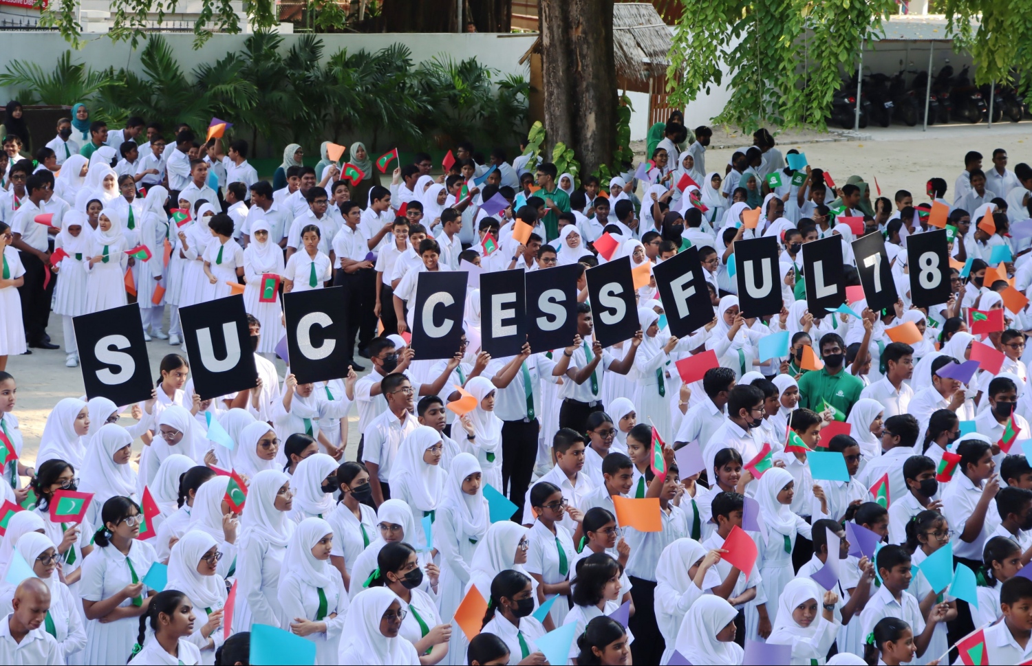 އަމީނިއްޔާ ސްކޫލުގެ 78 ވަނަ އަހަރީ ދުވަސް ފާހަގަކުރަން އެ ސްކޫލުގައި މިއަދު ބޭއްވި އެސެމްބްލީގައި ދަރިވަރުން ބައިވެރިވަނީ.-- ފޮޓޯ: އެޑިއުކޭޝަން މިނިސްޓްރީ