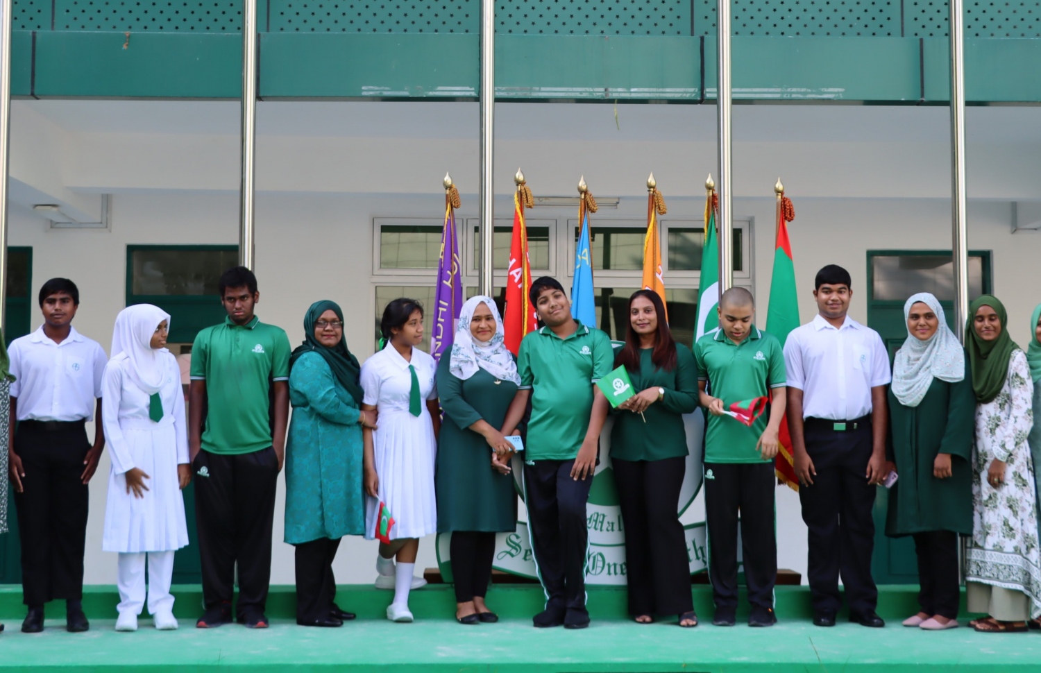 އަމީނިއްޔާ ސްކޫލުގެ 78 ވަނަ އަހަރީ ދުވަސް ފާހަގަކުރަން އެ ސްކޫލުގައި މިއަދު ބޭއްވި އެސެމްބްލީގައި ސެންގެ ދަރިވަރުންތަކަކާއެކު މިނިސްޓަރު ޑރ. އައިޝަތު އަލީ ފޮޓޯއަކަށް ހުއްޓިލައިގެން-- ފޮޓޯ: އެޑިއުކޭޝަން މިނިސްޓްރީ