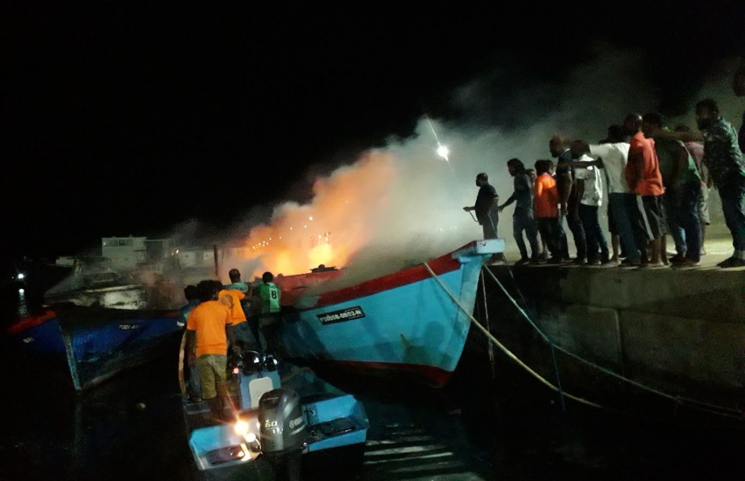 ތ. ވިލުފުށި ބަނދަރުގައި އޮތް ދެ ތެޔޮ ބޯޓުގައި ރޯވި އަލިފާންގަނޑު ނިއްވާލުމުގެ މަސައްކަތް ކުރަނީ.