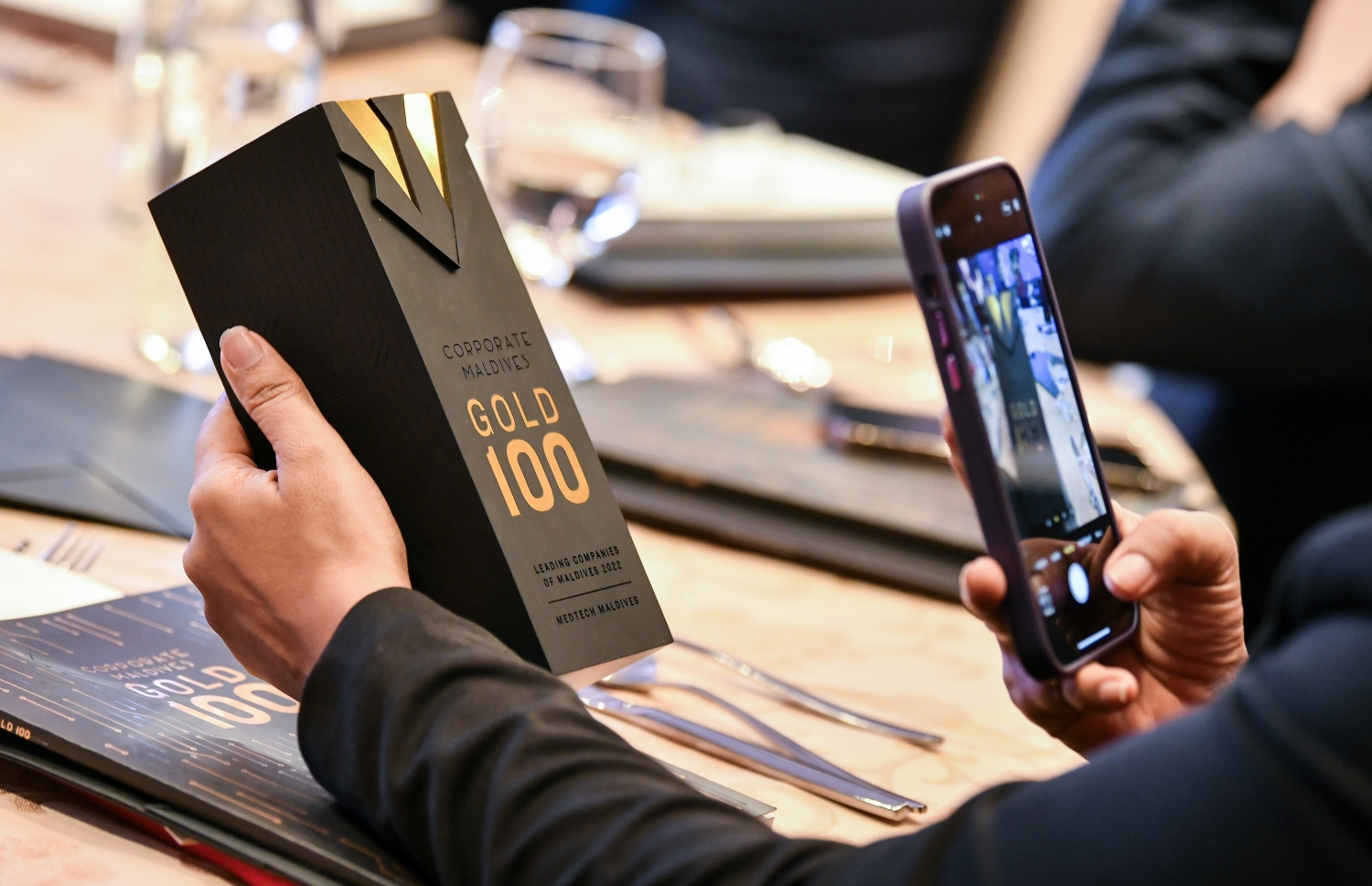 ގޯލްޑް 100 އެވޯޑް ލިބުނު މީހަކު، އެވޯޑްގެ ފޮޓޯއެއް ނަގަނީ--ފޮޓޯ:ފަޔާޒް މޫސާ/މިހާރު