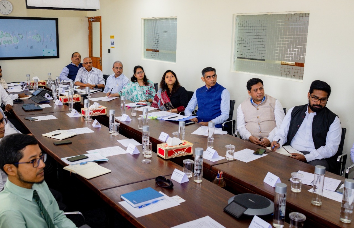 ތިލަމާލެ ބްރިޖު މަޝްރޫއުގެ މަސައްކަތް ރިވިއު ކުރުމަށް ބާއްވަމުން އަންނަ ޖޮއިންޓް ޕްރޮޖެކްޓް މޮނީޓަރިން ކޮމިޓީގެ ފަސް ވަނަ ބައްދަލުވުމުގައި އިންޑިއާގެ ސަފީރު މުނޫ މަހާވަރު އާއި އިންޑިއާގެ އޮފިޝަލުން ބައިވެރިވަނީ -- ފޮޓޯ: ޕްލޭނިން މިނިސްޓްރީ