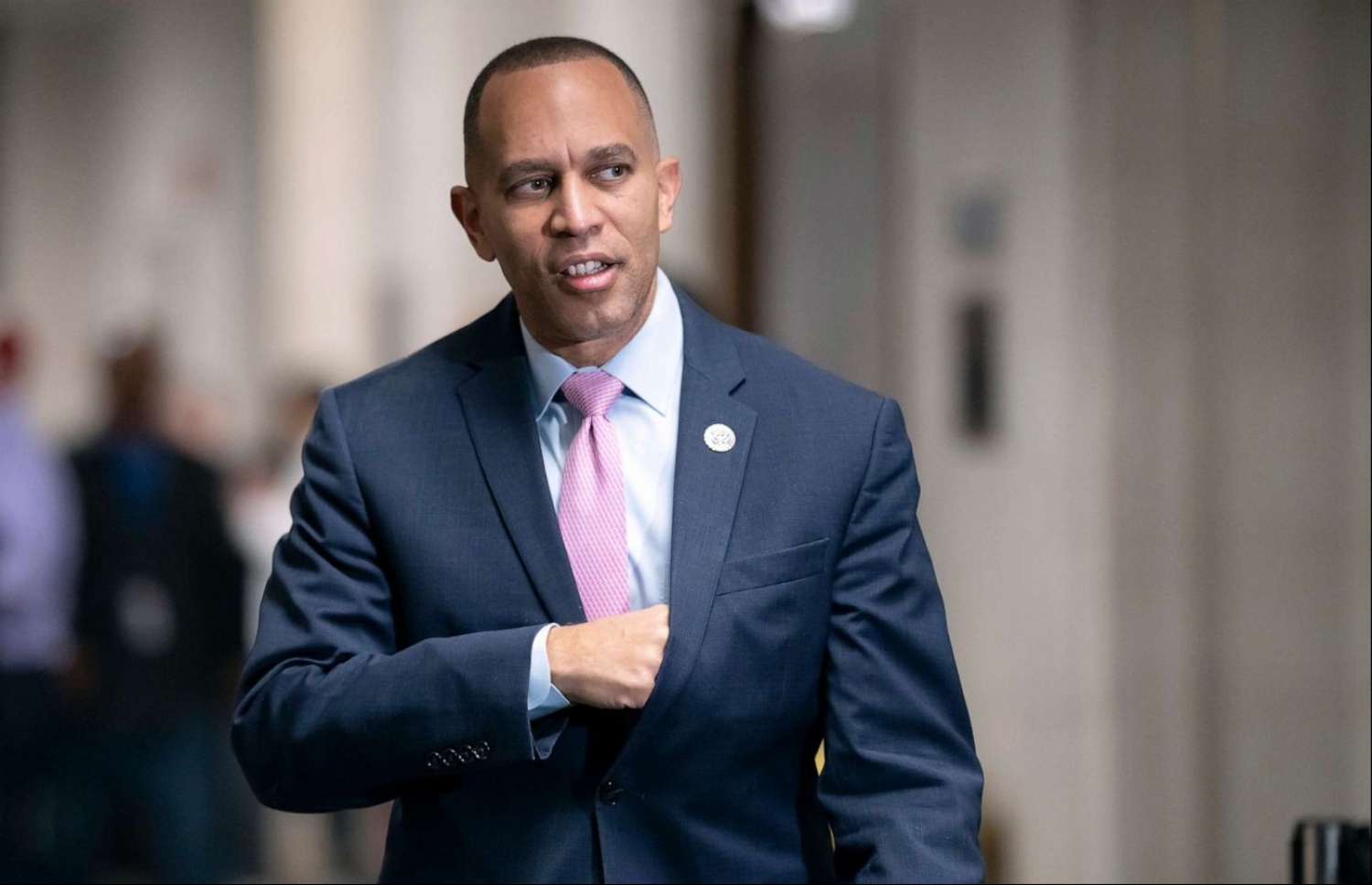 އެމެރިކާގެ ގާނޫނު ހަދާ މަޖިލީހުގެ ތިރިގެ، ހައުސް އޮފް ރެޕްރެޒެންޓޭޓިވްސްގެ މައިނޯރިޓީ ލީޑަރުގެ މަގާމަށް، ވެރިކަން ކުރާ ޑިމޮކްރެޓިކް ޕާޓީގެ ފަރާތުން އިންތިޚާބުކުރި ހަކީމް ޖެފްރީޒް