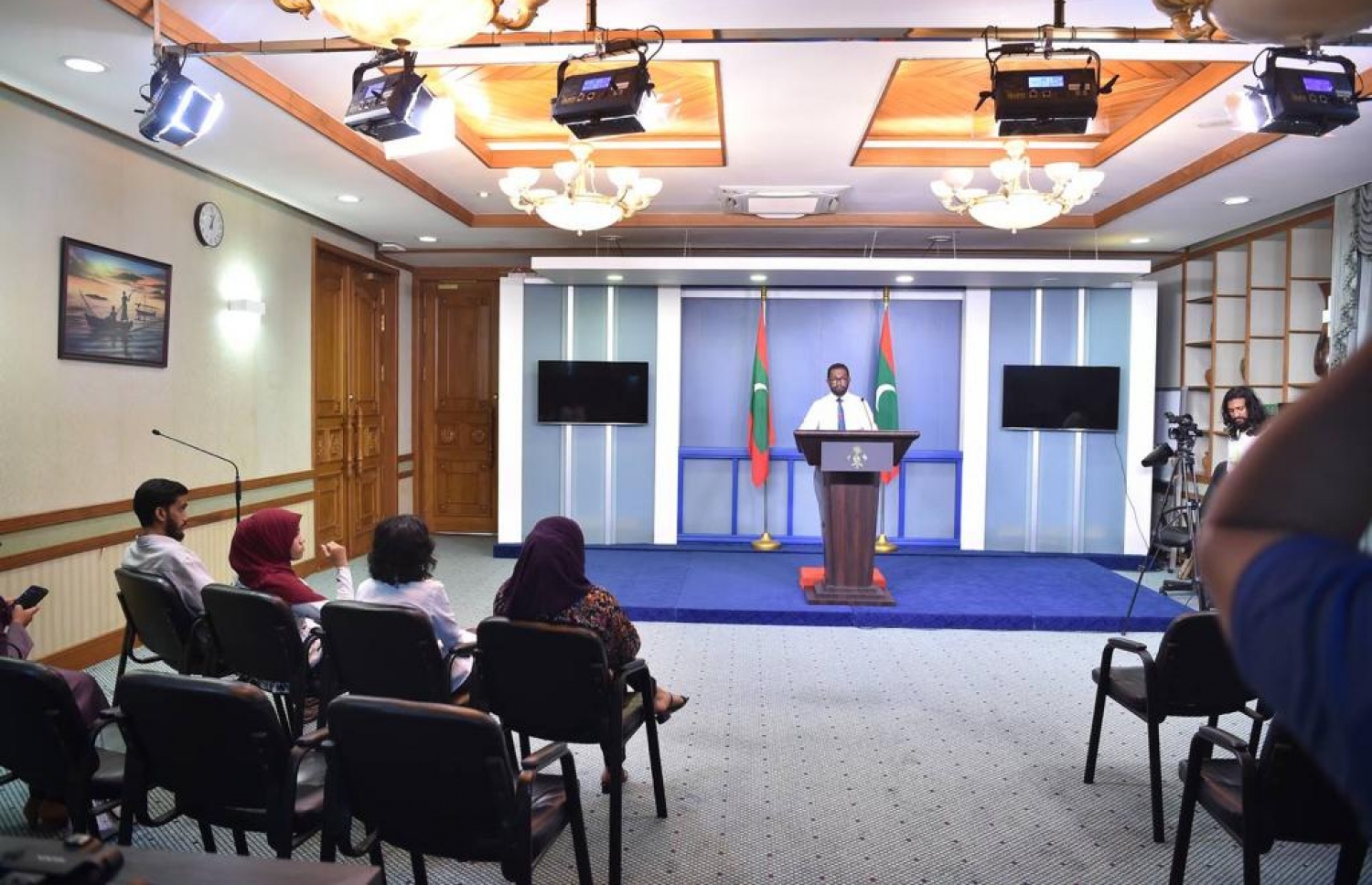 ރައީސް އޮފީހުގައި މިއަދު ބޭއްވި ޕްރެސް ކޮންފަރެންސްގައި ތަރުޖަމާނު މިއުވާން ވާހަކަދައްކަވަނީ.-- ފޮޓޯ: ރައީސް އޮފީސް