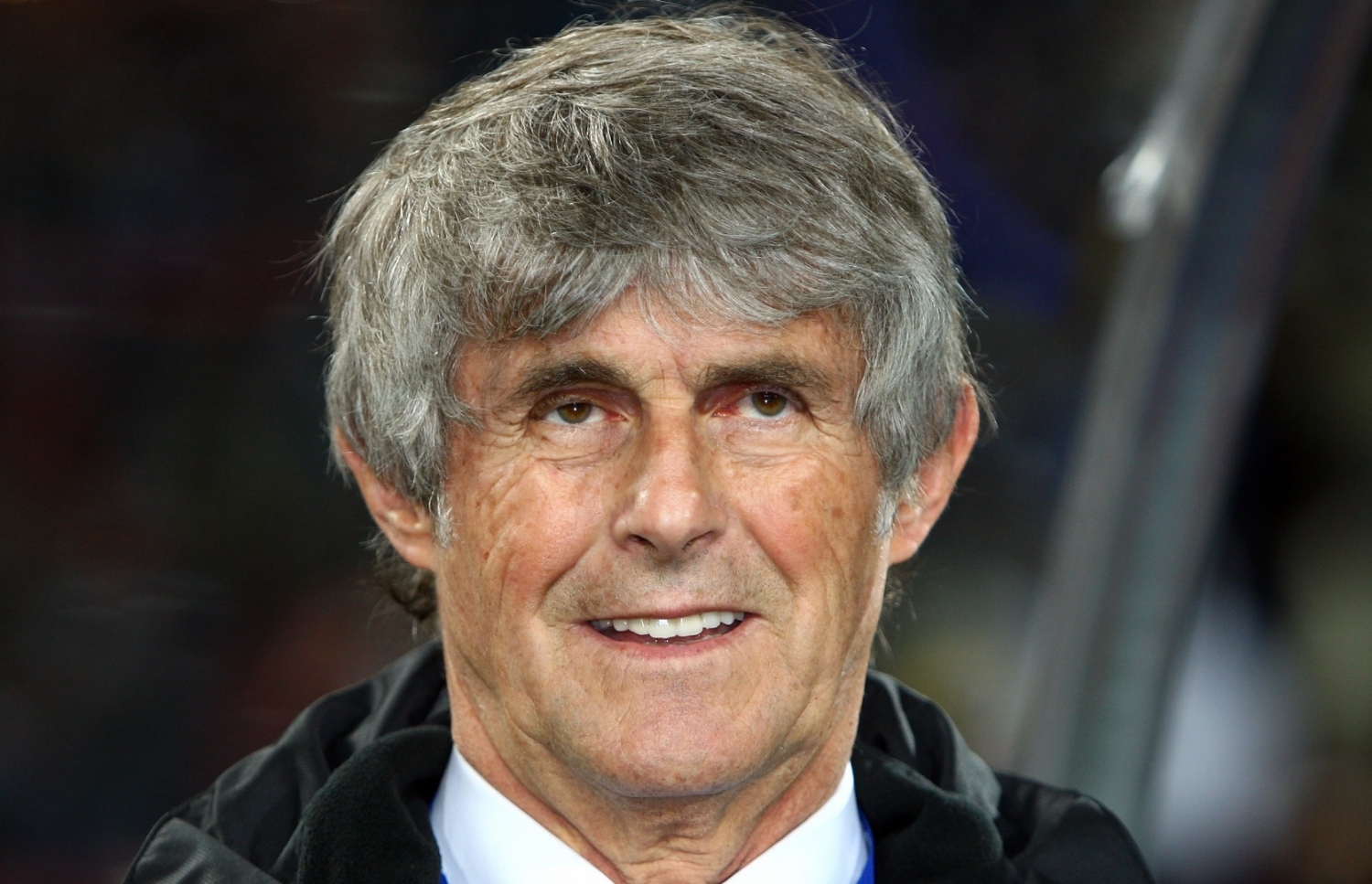 ޗައިނާގެ ކުރީގެ ކޯޗު ބޯރާ.