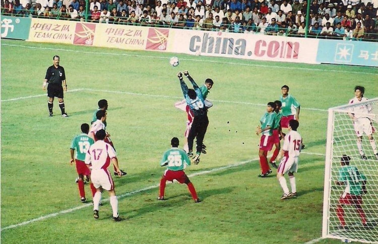 ވޯލްޑް ކަޕް ކޮލިފައިންގައި 2001 ވަނަ އަހަރު ޗައިނާގެ އެޓޭކެއް ހުއްޓުވަން ރާއްޖޭގެ ޑިފެންޑަރު ސޮބާ އާއި ގޯލްކީޕަރު އިމްރާން މަސައްކަތްކުރަނީ.