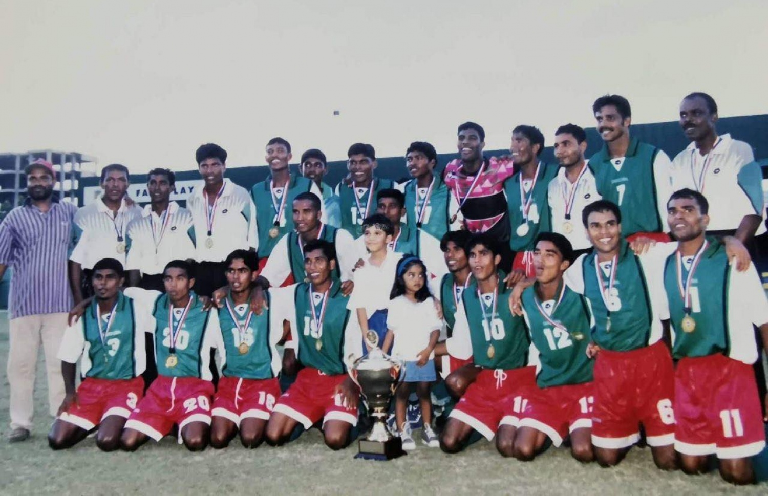 ކޭޑީ (19) ހުއްރިއްޔާގެ ގްރޫޕް ފޮޓޯއެއްގައި.