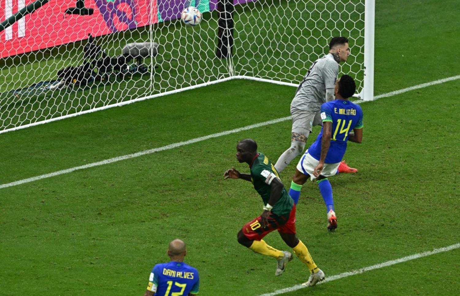 ކެމަރޫންގެ ކެޕްޓަން ވިންސެންޓް އަބޫބަކުރު، އެޓީމު މޮޅުކޮށްދިން ލަނޑޫ ޖެހުމަށް ފަހު.-- ފޮޓޯ: އޭއެފްޕީ