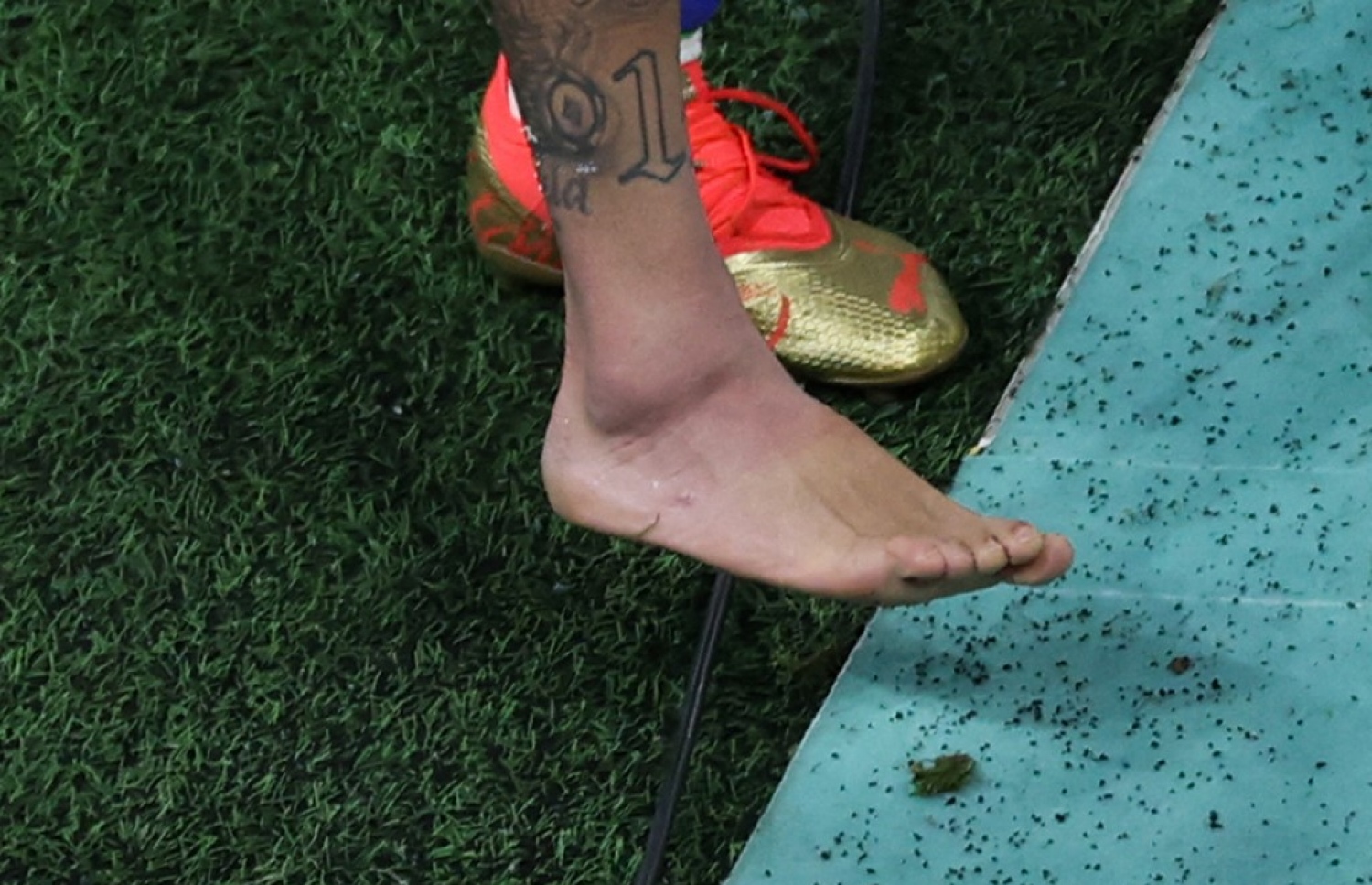 ގުރޫޕް ސްޓޭޖުގެ ފުރަތަމަ މެޗުގައި ނޭމާގެ ފައިގެ ކުޑަހުޅު ދުޅަވެފައި.-- ފޮޓޯ: އޭއެފްޕީ