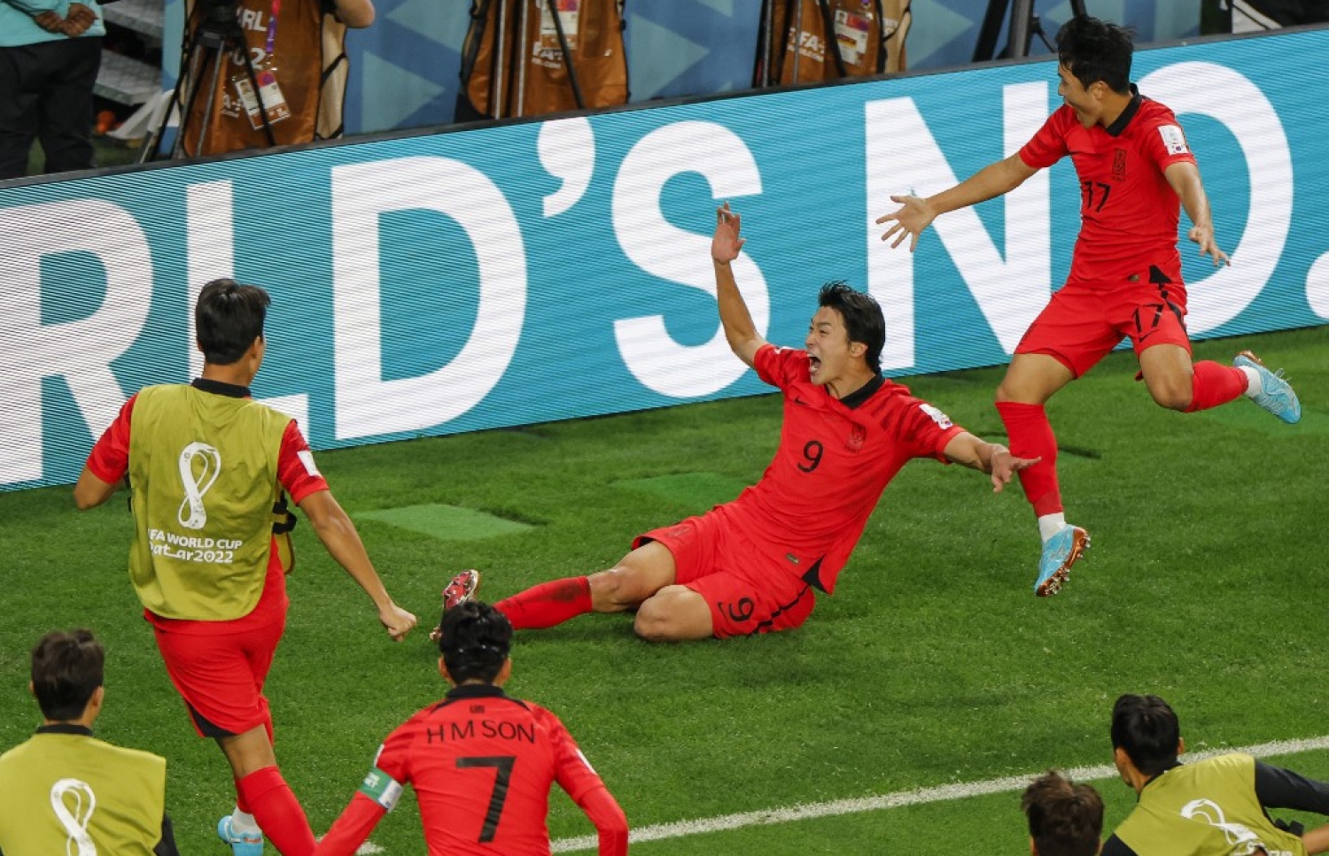 ގާނާ ކޮޅަށް ލަނޑެއް ޖެހުމަށް ފަހު ޗޯ (9) އާ އެކު އެޓީމުގެ ކުޅުންތެރިން އުފާފާޅު ކުރަނީ. -- ފޮޓޯ: އޭއެފްޕީ