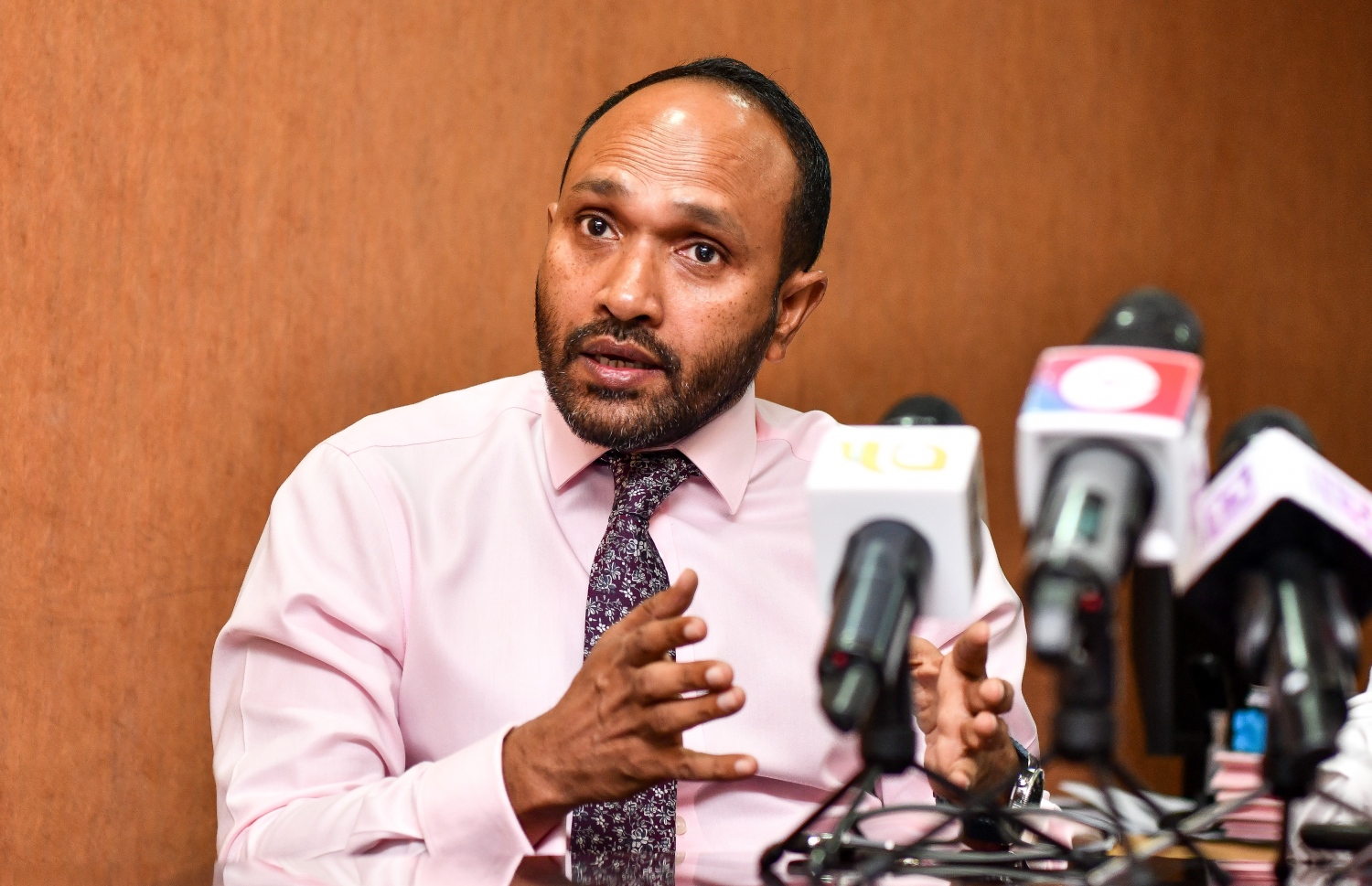 ޔާމީންގެ ވަކީލުންގެ ޓީމުގައި އެންމެ އިސްކޮށް ހުންނަވާ ކުރީގެ ނައިބު ރައީސް ޑރ. މުހައްމަދު ޖަމީލް ނޫސްވެރިންނާ ވާހަކަ ދައްކަވަނީ. --ފޮޓޯ: ފަޔާޒް މޫސާ | މިހާރު