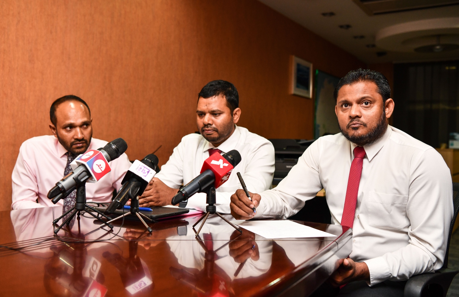 ކުރީގެ ރައީސް އަބްދުﷲ ޔާމީންގެ ވަކީލުން ބޭއްވި ނޫސްވެރިންގެ ބައްދަލުވުމެއް: ޔާމީންގެ އިސްތިއުނާފް ފެށުމަށް ފަހު ވަރަށް އަވަހަށް ނިމެނޭ ކަމަށް ވަކީލުން ވިދާޅުވެފައިވޭ. --ފޮޓޯ: ފަޔާޒް މޫސާ | މިހާރު